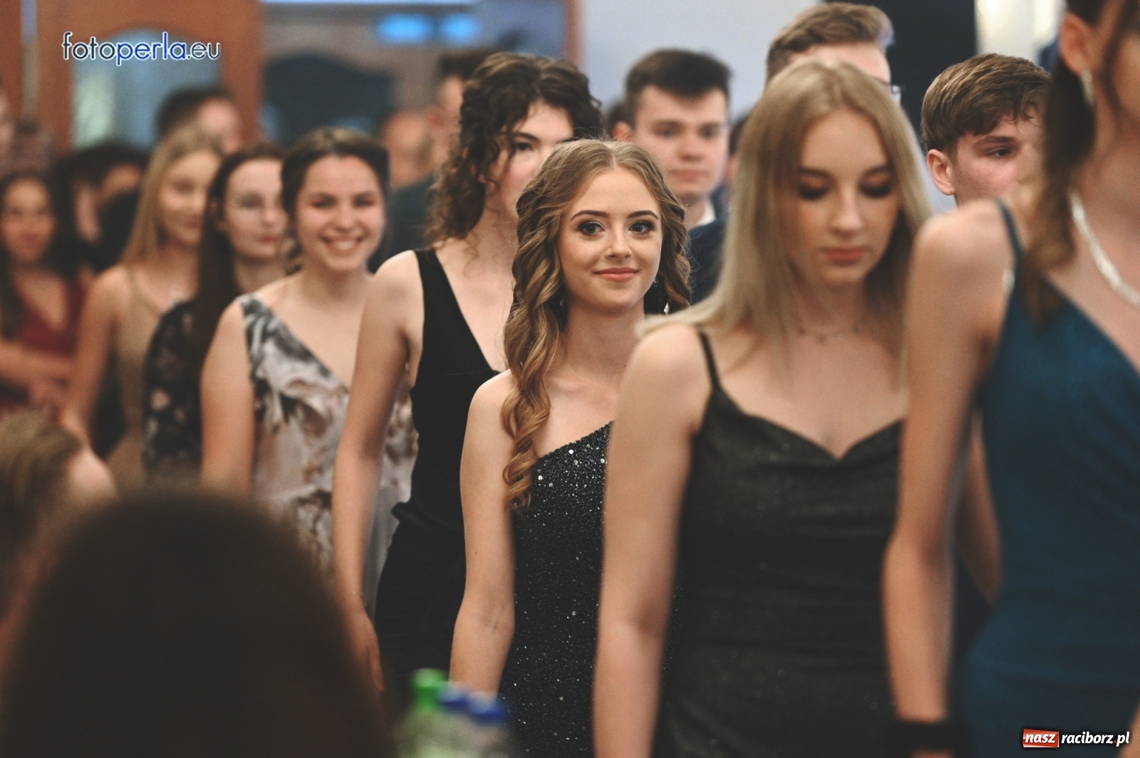 Zdjęcie w galerii na portalu naszraciborz.pl: Bale maturalne czas zacząć! I LO i Liceum Sztuk Plastycznych bawią się w Bieńkowicach wiadomości z regionu