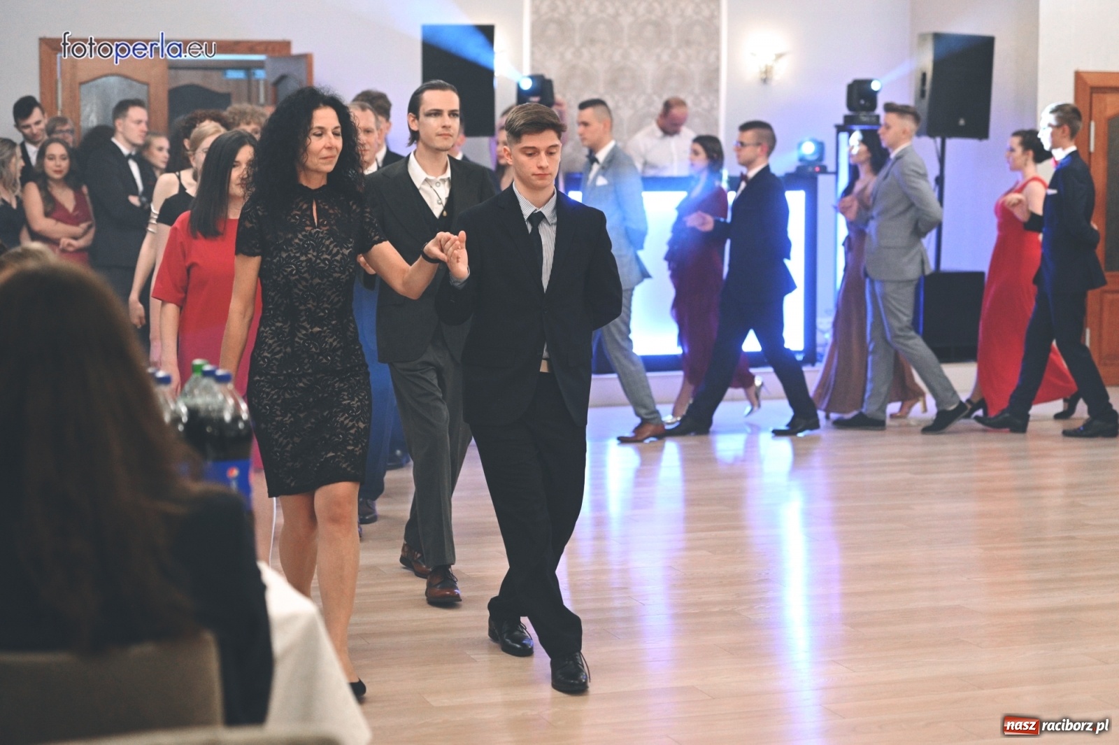 Zdjęcie w galerii na portalu naszraciborz.pl: Bale maturalne czas zacząć! I LO i Liceum Sztuk Plastycznych bawią się w Bieńkowicach wiadomości z regionu