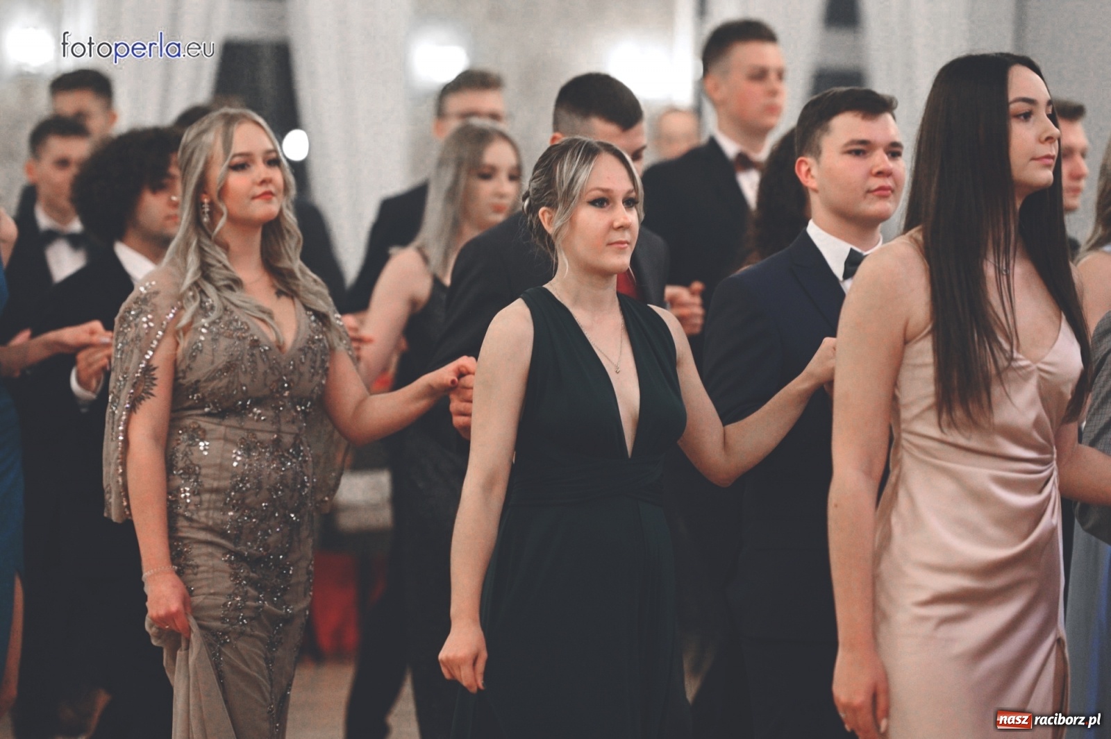 Zdjęcie w galerii na portalu naszraciborz.pl: Bale maturalne czas zacząć! I LO i Liceum Sztuk Plastycznych bawią się w Bieńkowicach wiadomości z regionu