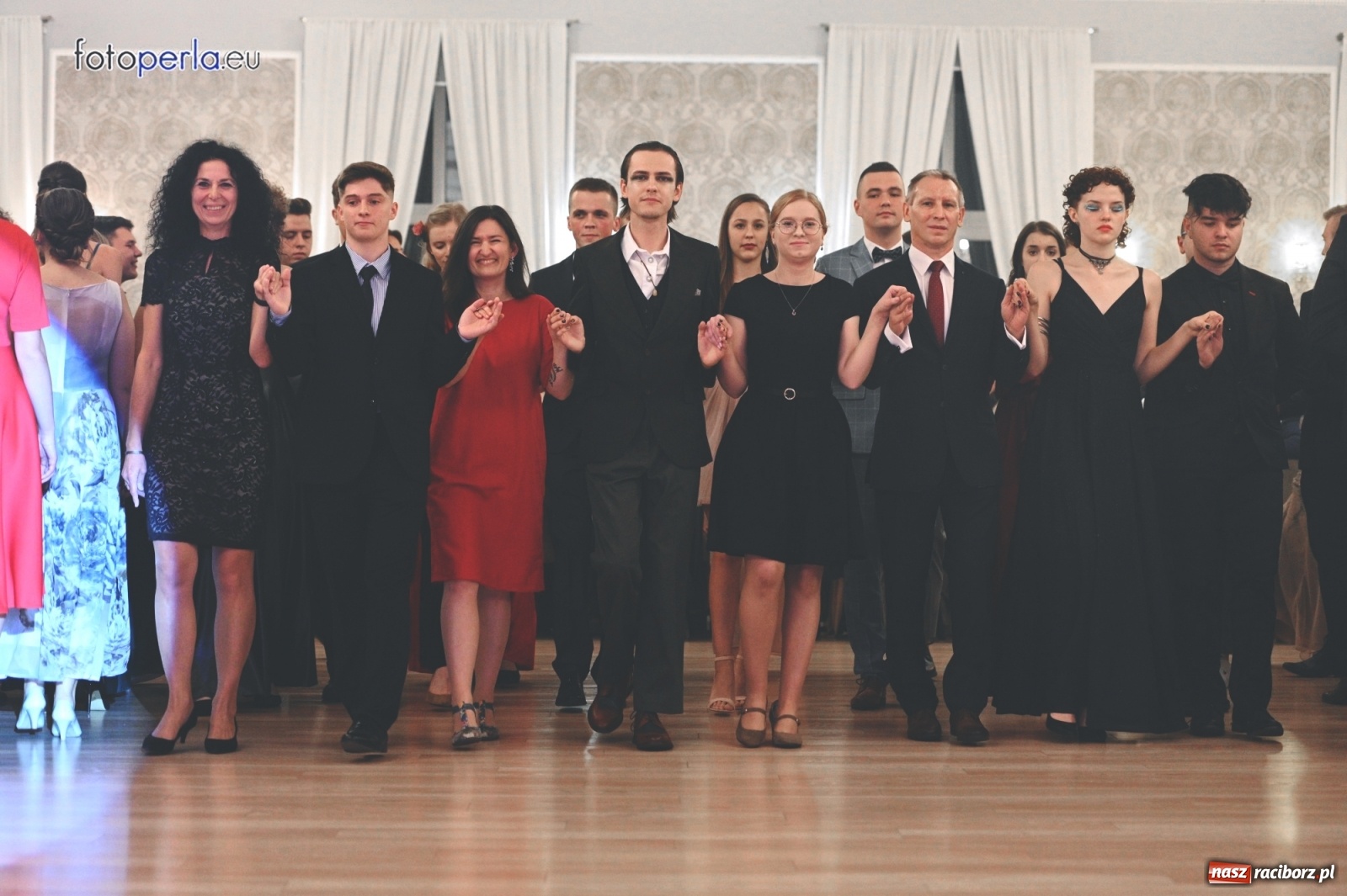 Zdjęcie w galerii na portalu naszraciborz.pl: Bale maturalne czas zacząć! I LO i Liceum Sztuk Plastycznych bawią się w Bieńkowicach wiadomości z regionu