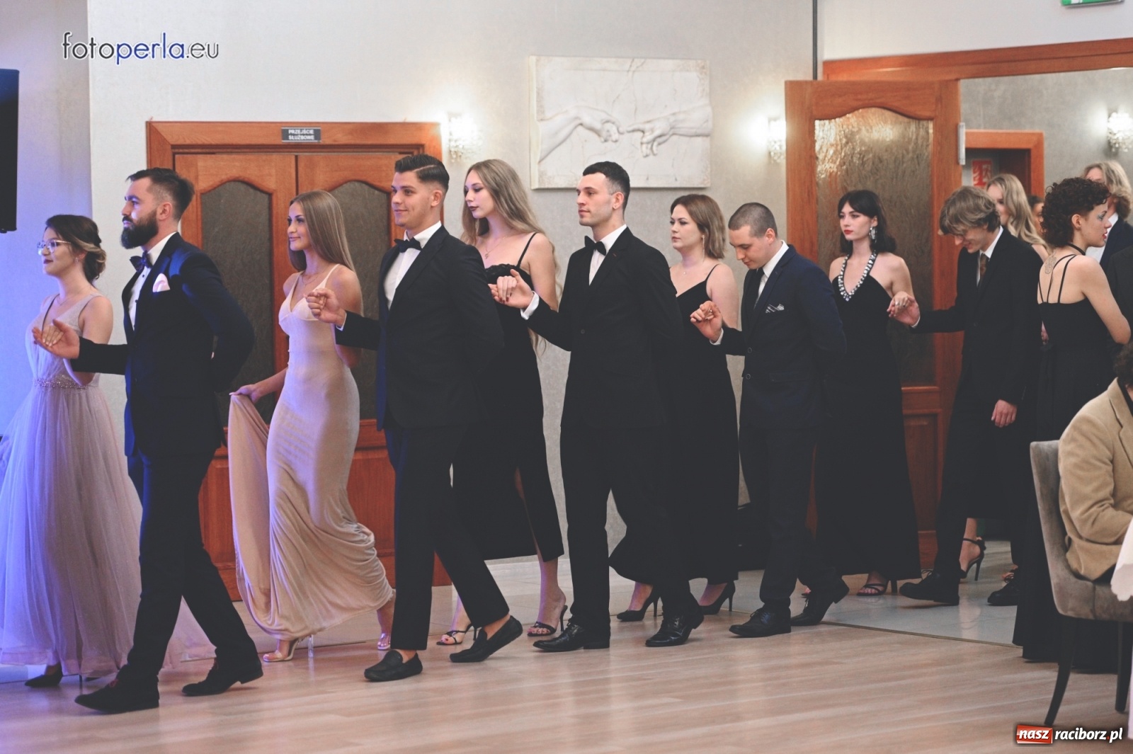 Zdjęcie w galerii na portalu naszraciborz.pl: Bale maturalne czas zacząć! I LO i Liceum Sztuk Plastycznych bawią się w Bieńkowicach wiadomości z regionu