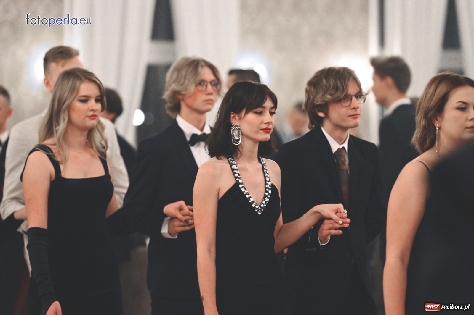 Zdjęcie w galerii na portalu naszraciborz.pl: Bale maturalne czas zacząć! I LO i Liceum Sztuk Plastycznych bawią się w Bieńkowicach wiadomości z regionu