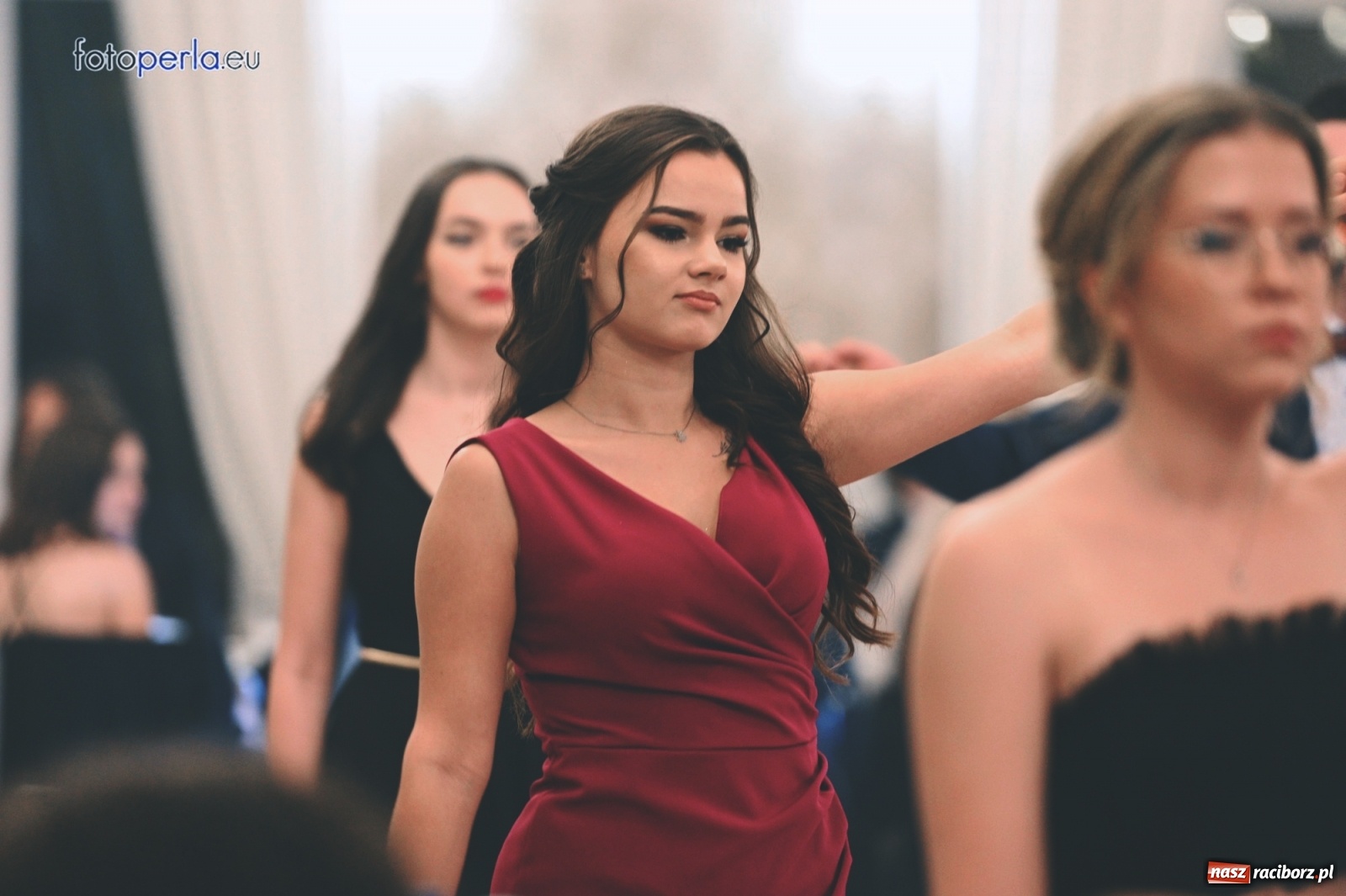 Zdjęcie w galerii na portalu naszraciborz.pl: Bale maturalne czas zacząć! I LO i Liceum Sztuk Plastycznych bawią się w Bieńkowicach wiadomości z regionu