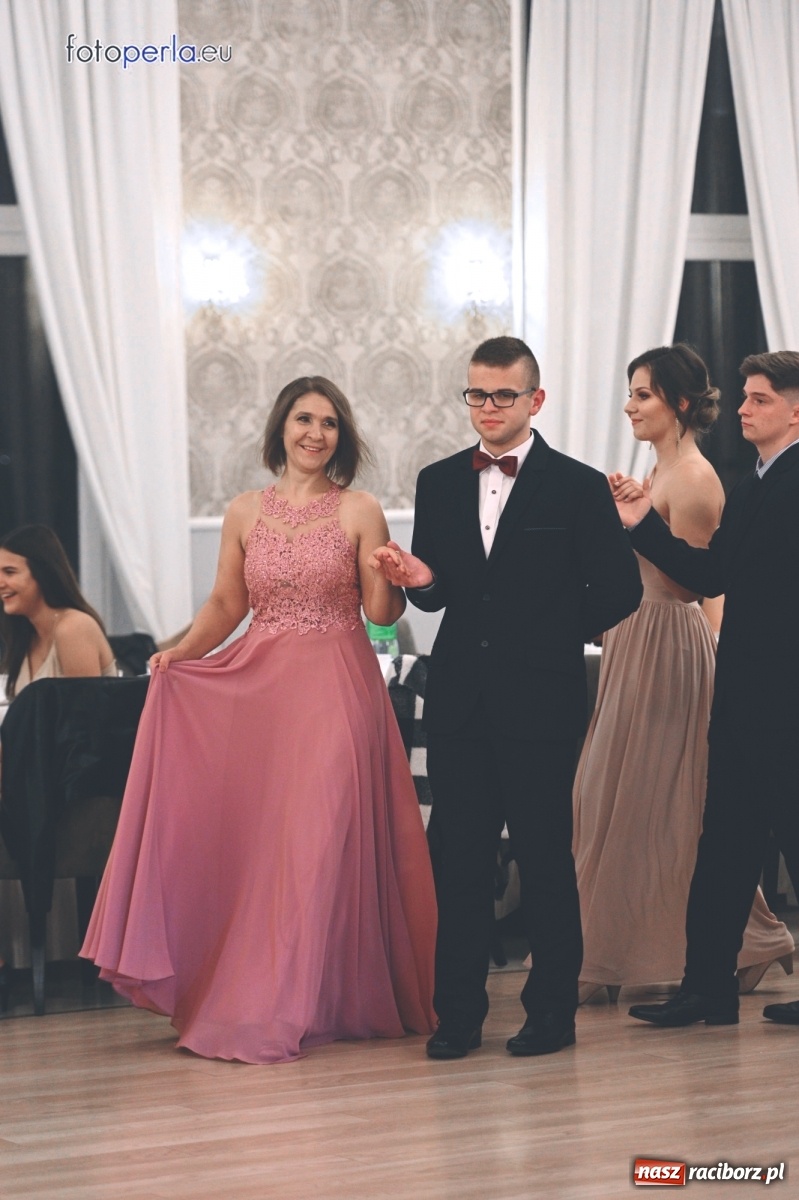 Zdjęcie w galerii na portalu naszraciborz.pl: Bale maturalne czas zacząć! I LO i Liceum Sztuk Plastycznych bawią się w Bieńkowicach wiadomości z regionu