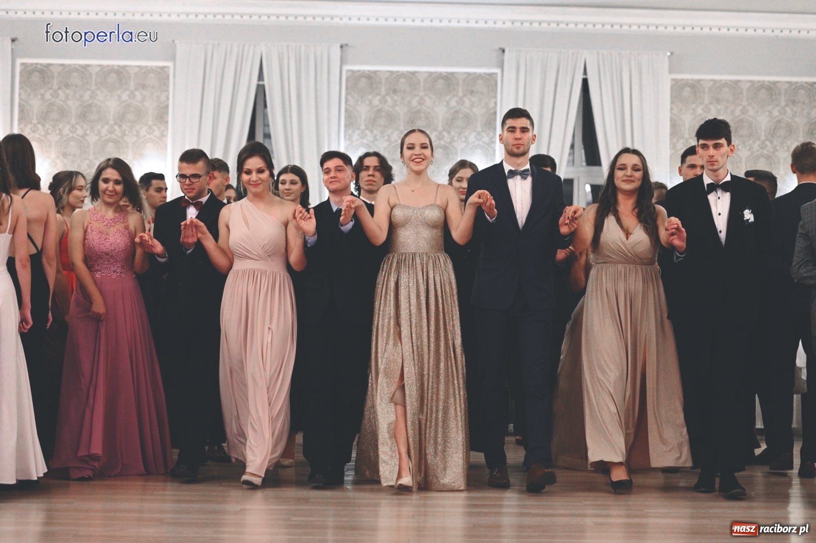 Zdjęcie w galerii na portalu naszraciborz.pl: Bale maturalne czas zacząć! I LO i Liceum Sztuk Plastycznych bawią się w Bieńkowicach wiadomości z regionu