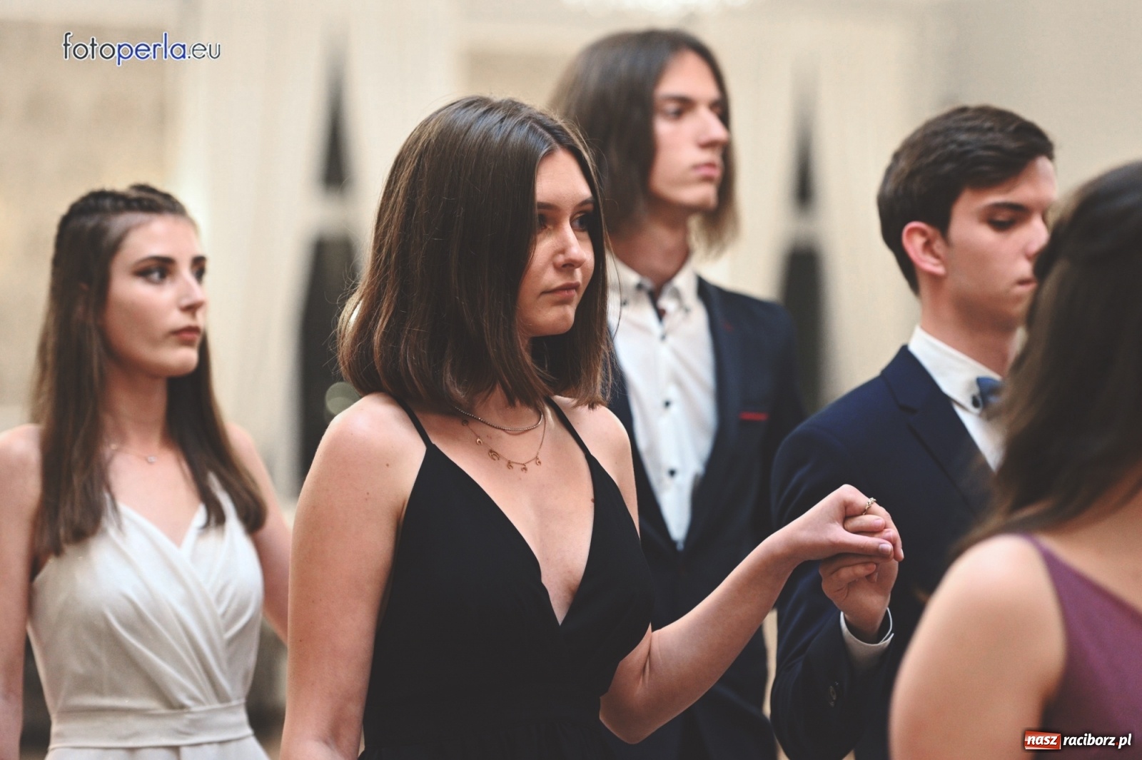 Zdjęcie w galerii na portalu naszraciborz.pl: Bale maturalne czas zacząć! I LO i Liceum Sztuk Plastycznych bawią się w Bieńkowicach wiadomości z regionu