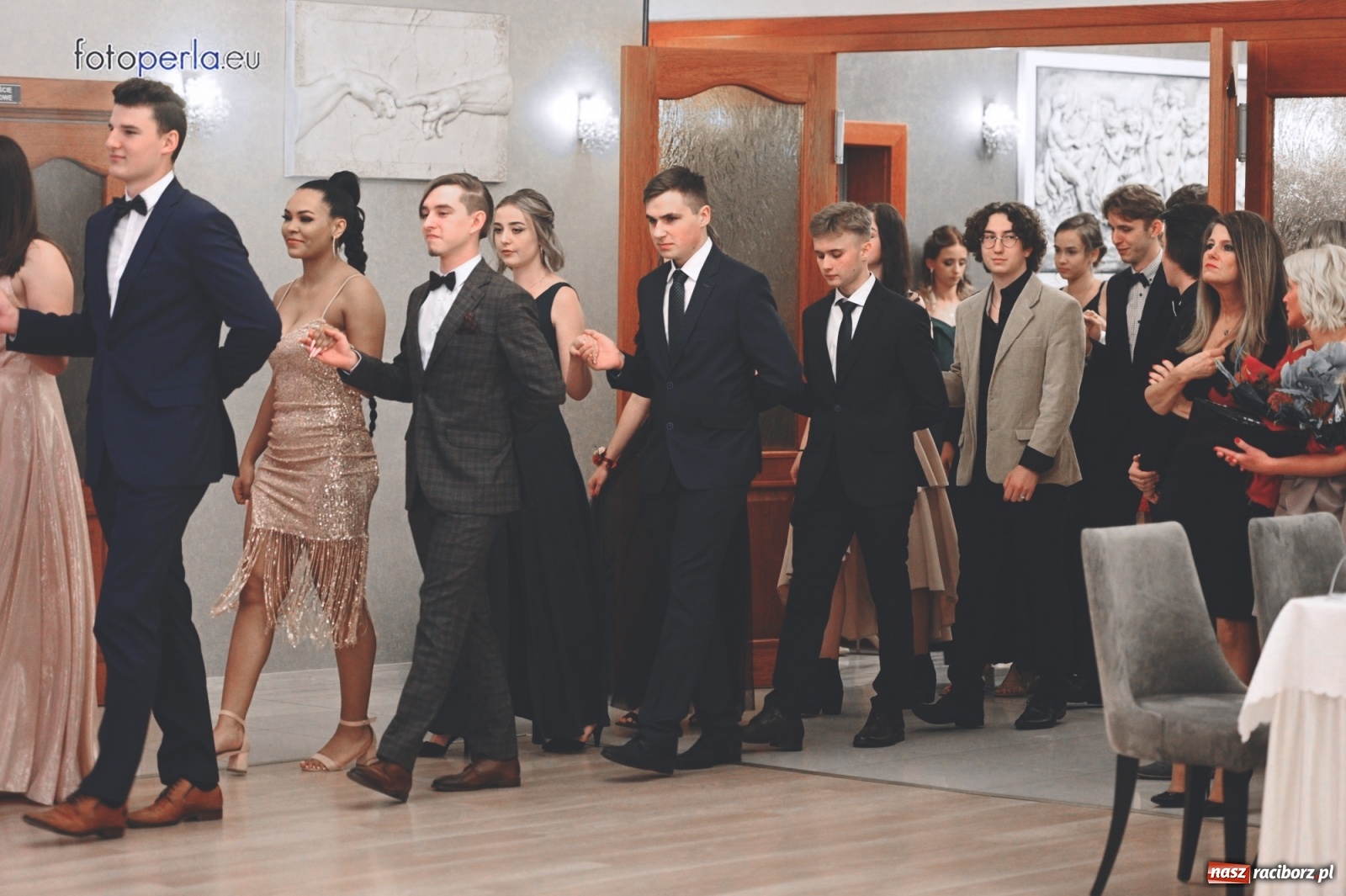 Zdjęcie w galerii na portalu naszraciborz.pl: Bale maturalne czas zacząć! I LO i Liceum Sztuk Plastycznych bawią się w Bieńkowicach wiadomości z regionu