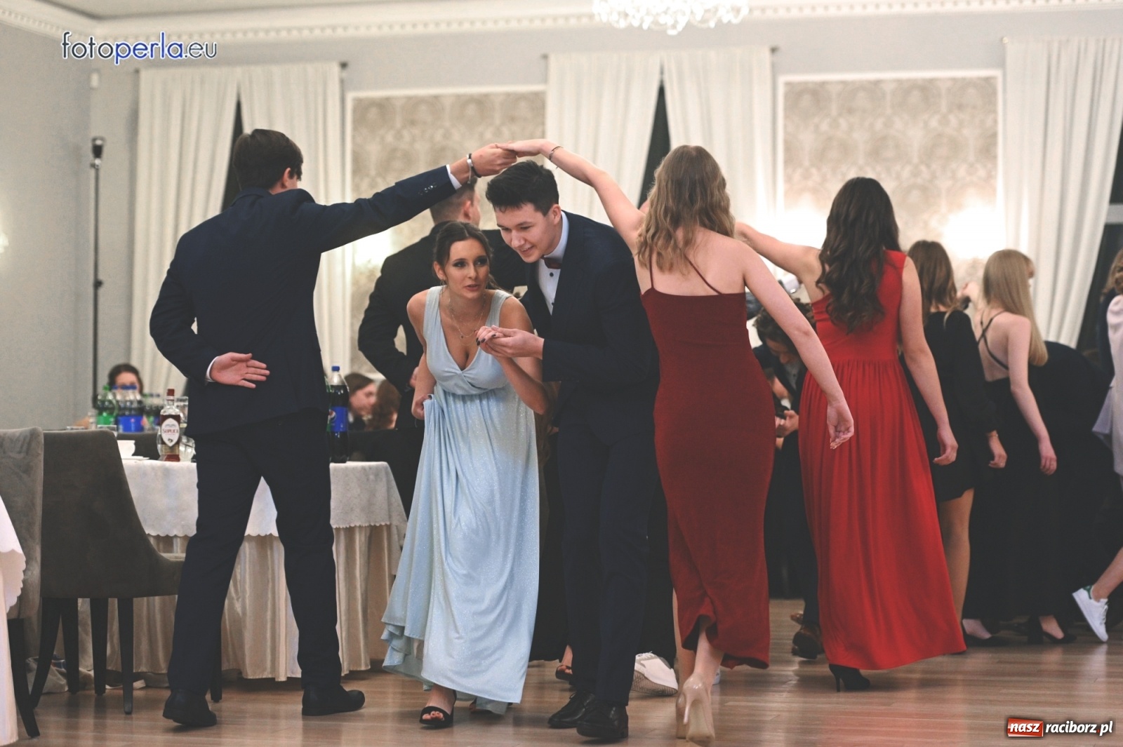 Zdjęcie w galerii na portalu naszraciborz.pl: Bale maturalne czas zacząć! I LO i Liceum Sztuk Plastycznych bawią się w Bieńkowicach wiadomości z regionu