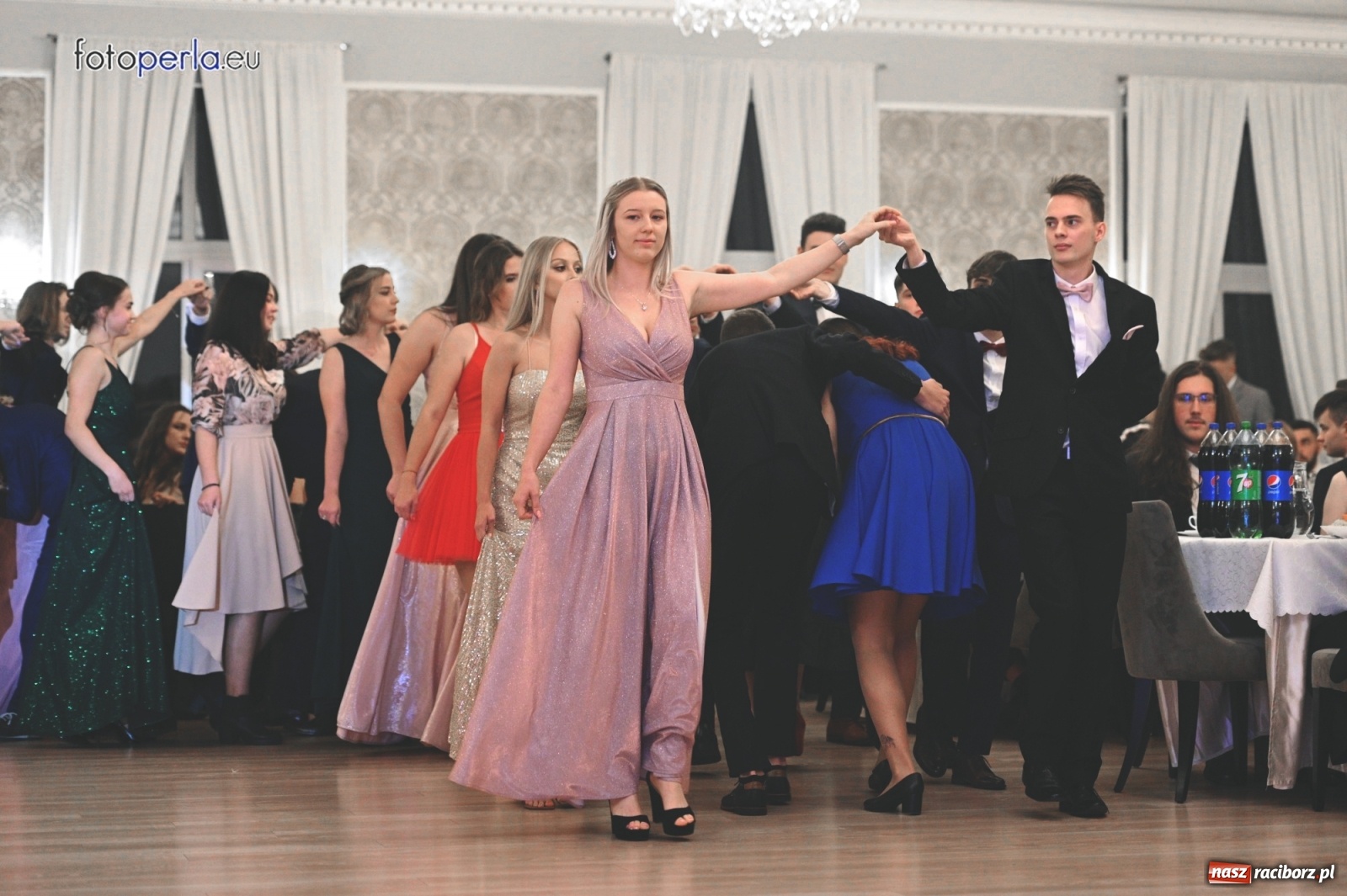 Zdjęcie w galerii na portalu naszraciborz.pl: Bale maturalne czas zacząć! I LO i Liceum Sztuk Plastycznych bawią się w Bieńkowicach wiadomości z regionu