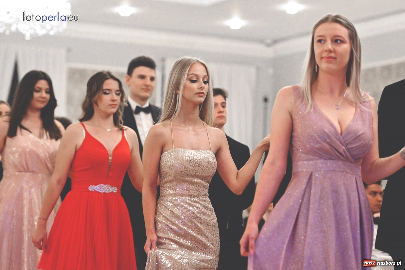 Zdjęcie w galerii na portalu naszraciborz.pl: Bale maturalne czas zacząć! I LO i Liceum Sztuk Plastycznych bawią się w Bieńkowicach wiadomości z regionu