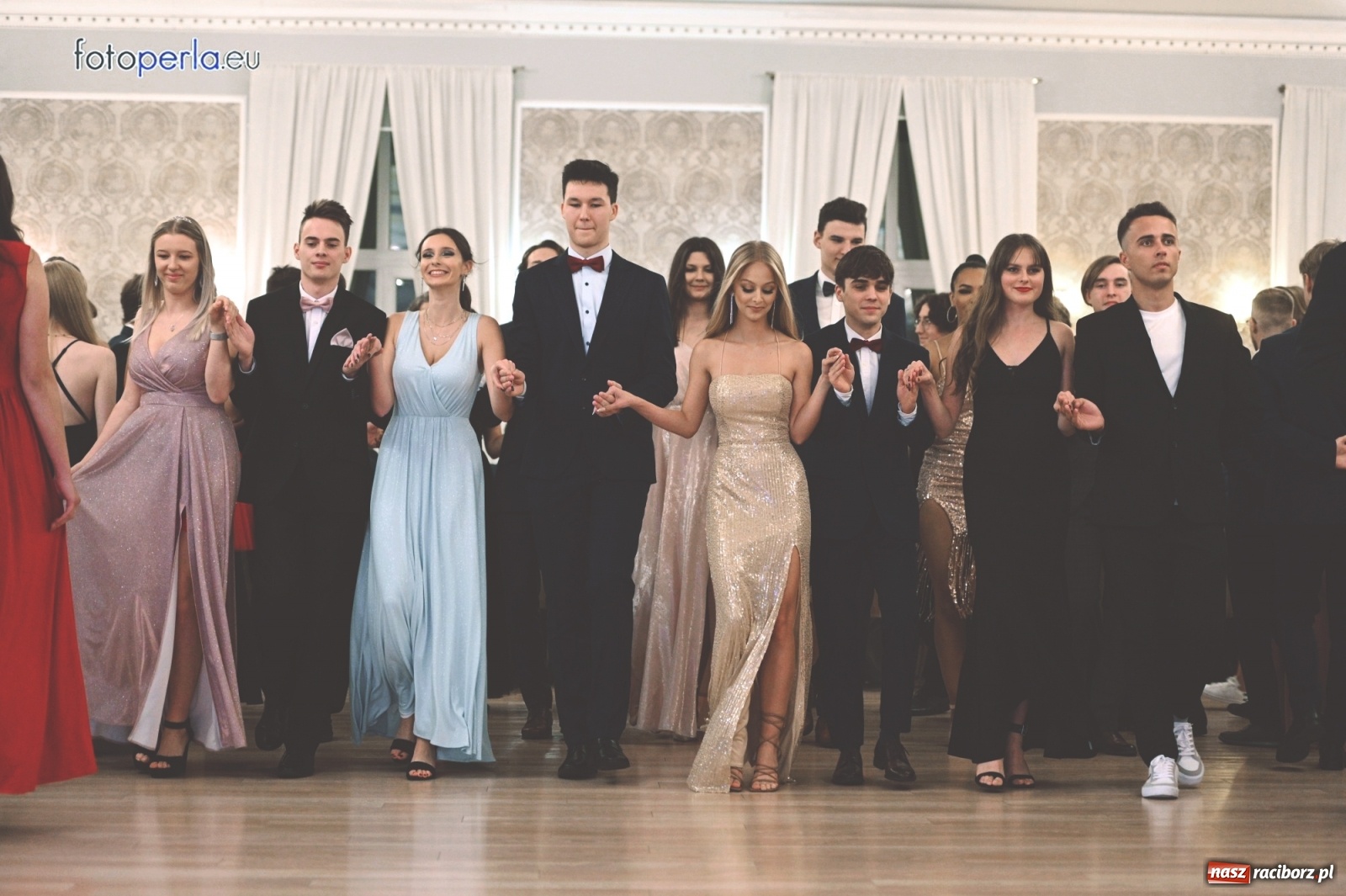 Zdjęcie w galerii na portalu naszraciborz.pl: Bale maturalne czas zacząć! I LO i Liceum Sztuk Plastycznych bawią się w Bieńkowicach wiadomości z regionu