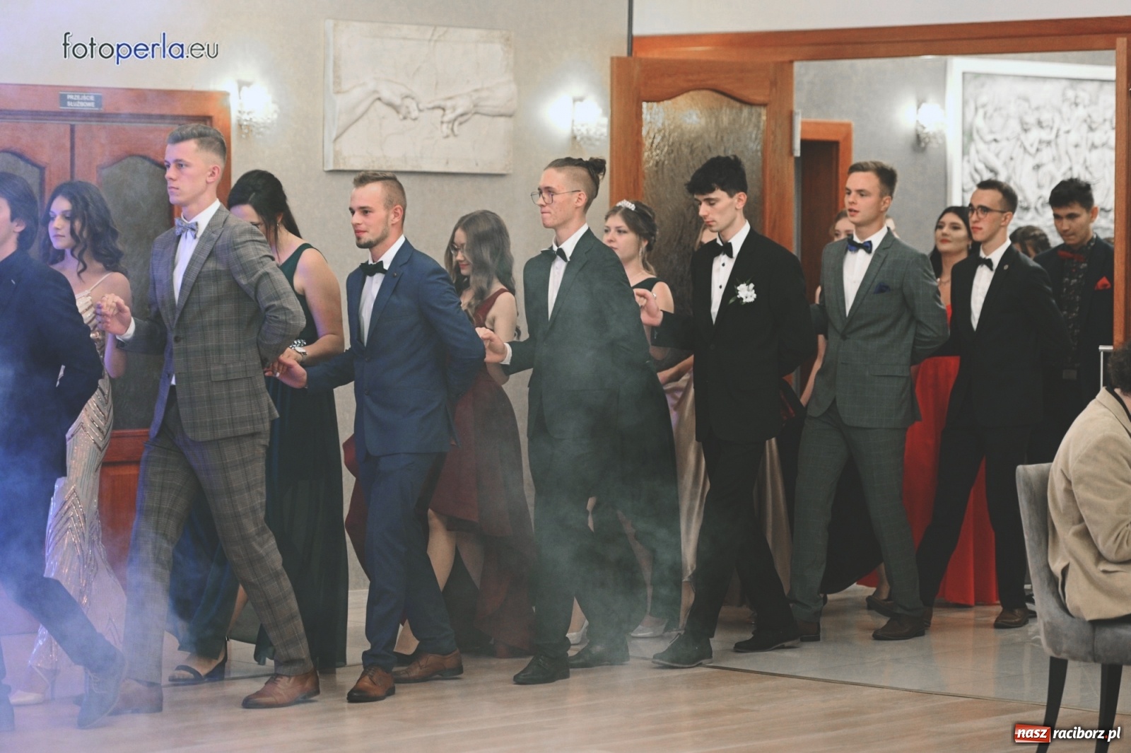 Zdjęcie w galerii na portalu naszraciborz.pl: Bale maturalne czas zacząć! I LO i Liceum Sztuk Plastycznych bawią się w Bieńkowicach wiadomości z regionu