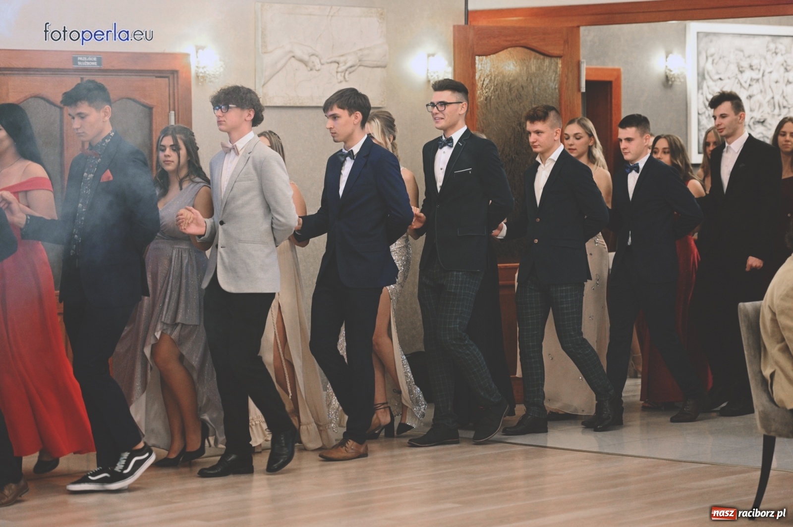 Zdjęcie w galerii na portalu naszraciborz.pl: Bale maturalne czas zacząć! I LO i Liceum Sztuk Plastycznych bawią się w Bieńkowicach wiadomości z regionu