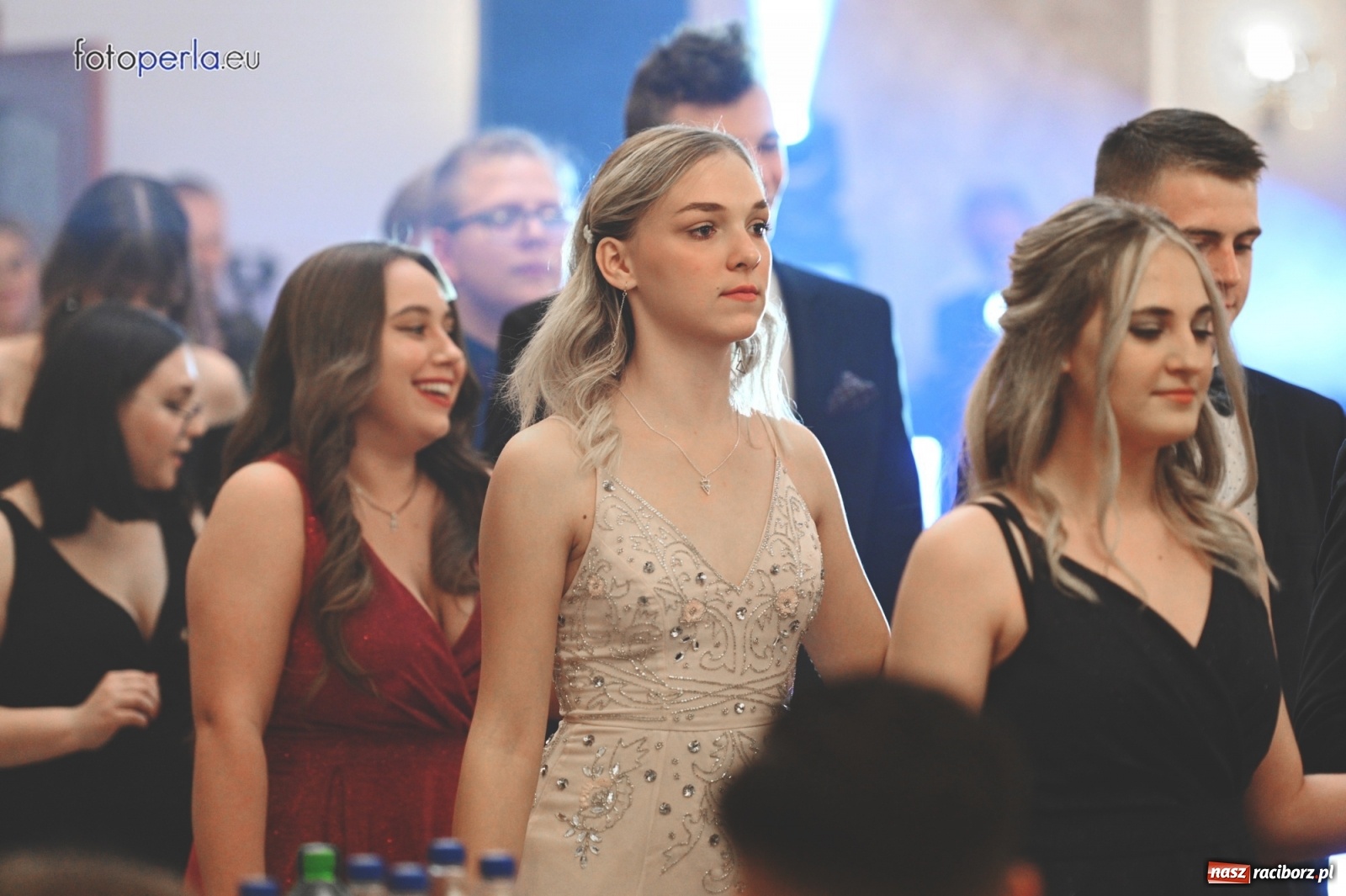 Zdjęcie w galerii na portalu naszraciborz.pl: Bale maturalne czas zacząć! I LO i Liceum Sztuk Plastycznych bawią się w Bieńkowicach wiadomości z regionu