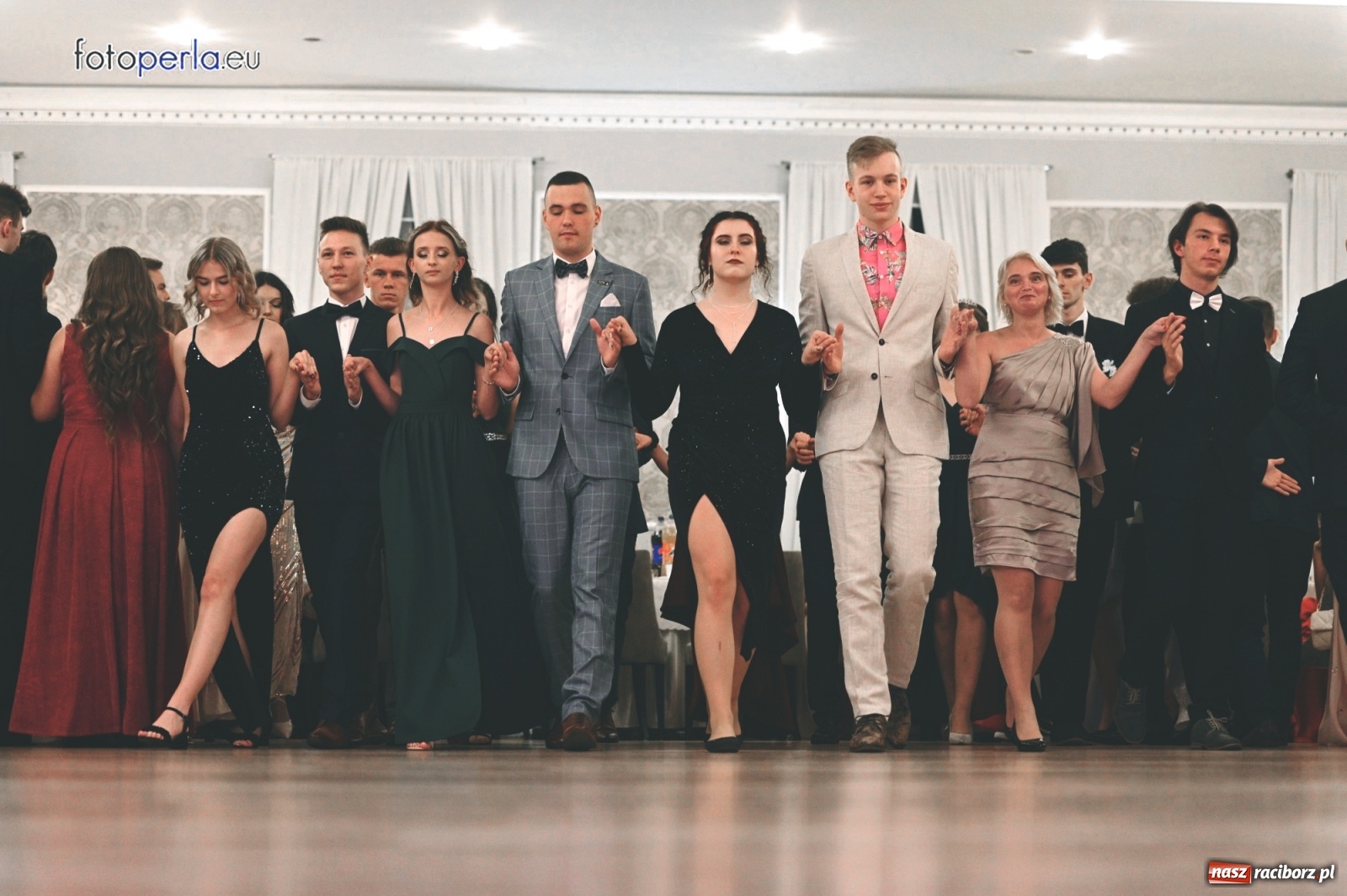 Zdjęcie w galerii na portalu naszraciborz.pl: Bale maturalne czas zacząć! I LO i Liceum Sztuk Plastycznych bawią się w Bieńkowicach wiadomości z regionu