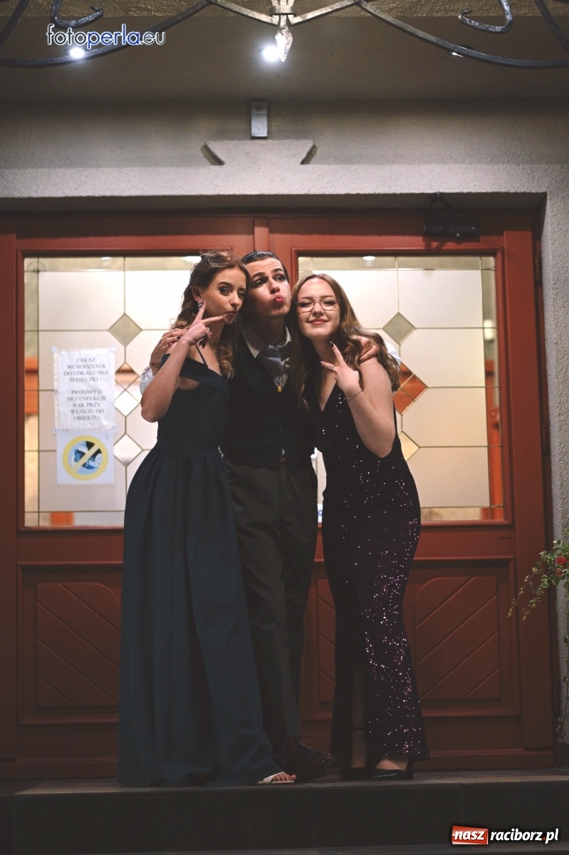 Zdjęcie w galerii na portalu naszraciborz.pl: Bale maturalne czas zacząć! I LO i Liceum Sztuk Plastycznych bawią się w Bieńkowicach wiadomości z regionu