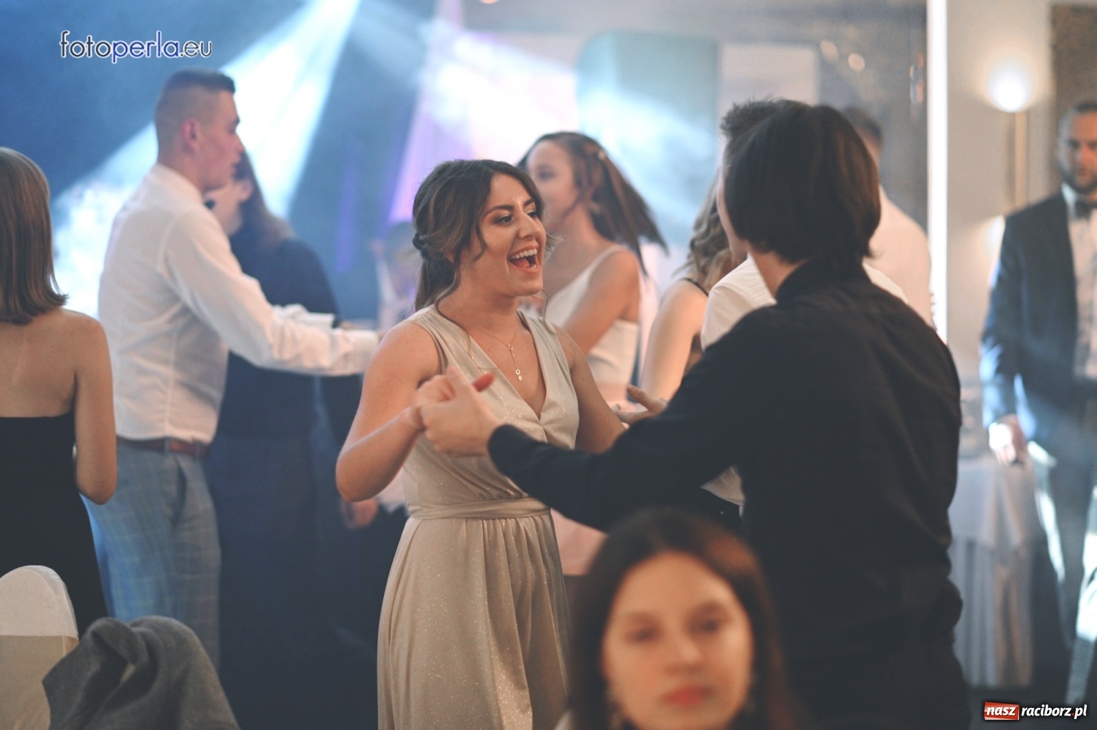 Zdjęcie w galerii na portalu naszraciborz.pl: Bale maturalne czas zacząć! I LO i Liceum Sztuk Plastycznych bawią się w Bieńkowicach wiadomości z regionu