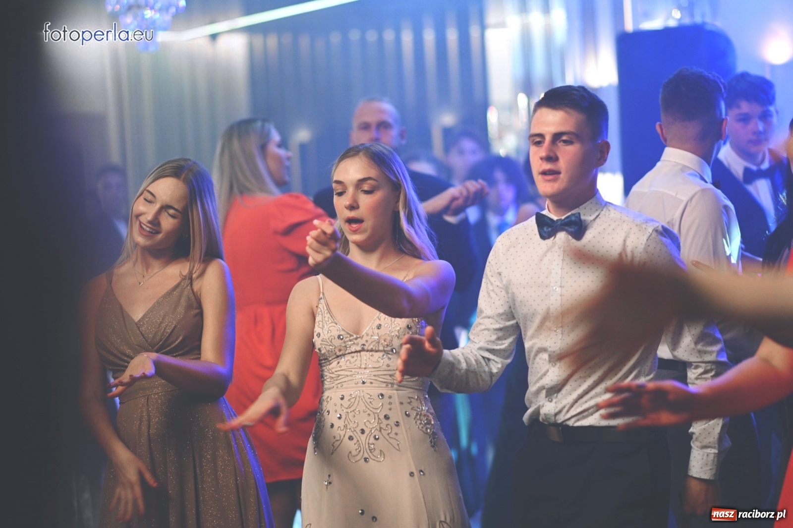 Zdjęcie w galerii na portalu naszraciborz.pl: Bale maturalne czas zacząć! I LO i Liceum Sztuk Plastycznych bawią się w Bieńkowicach wiadomości z regionu