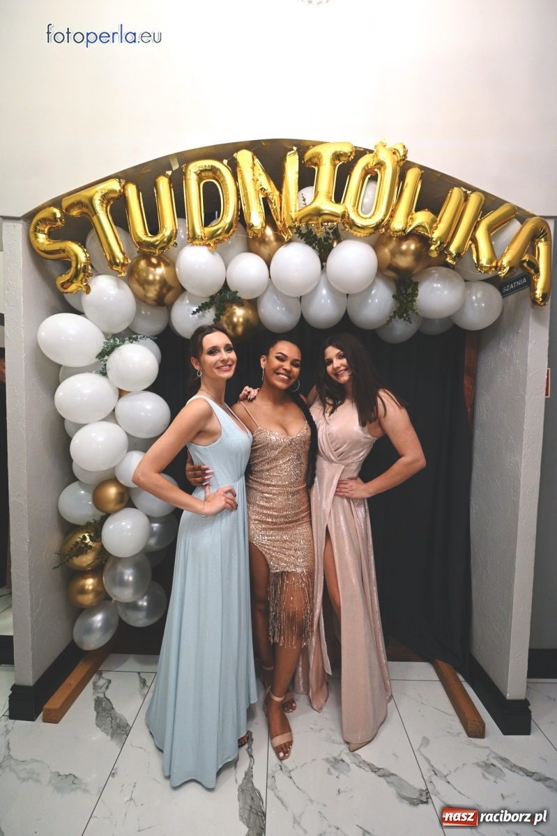 Zdjęcie w galerii na portalu naszraciborz.pl: Bale maturalne czas zacząć! I LO i Liceum Sztuk Plastycznych bawią się w Bieńkowicach wiadomości z regionu