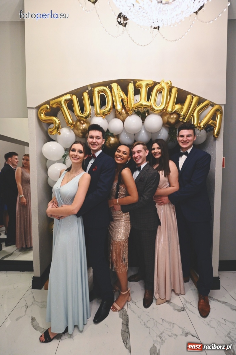 Zdjęcie w galerii na portalu naszraciborz.pl: Bale maturalne czas zacząć! I LO i Liceum Sztuk Plastycznych bawią się w Bieńkowicach wiadomości z regionu