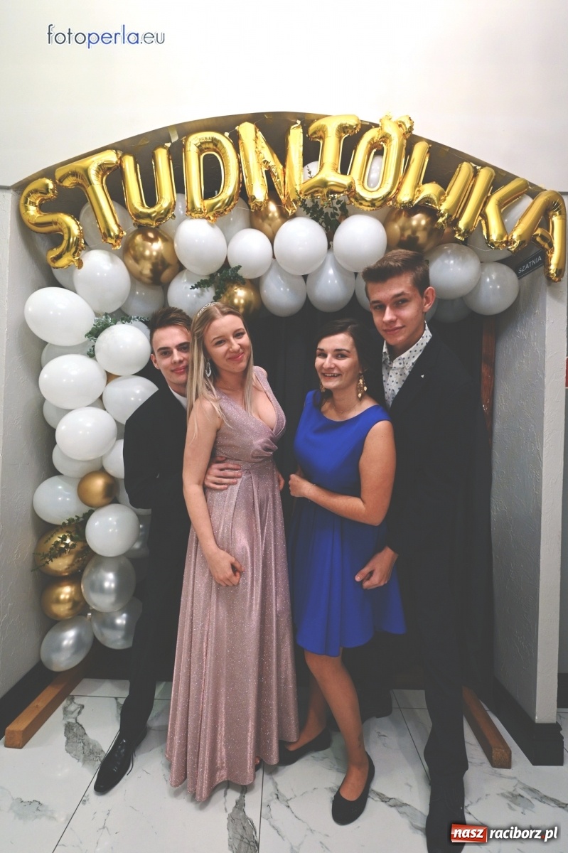 Zdjęcie w galerii na portalu naszraciborz.pl: Bale maturalne czas zacząć! I LO i Liceum Sztuk Plastycznych bawią się w Bieńkowicach wiadomości z regionu