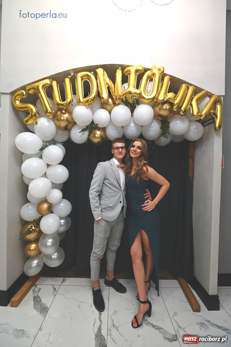 Zdjęcie w galerii na portalu naszraciborz.pl: Bale maturalne czas zacząć! I LO i Liceum Sztuk Plastycznych bawią się w Bieńkowicach wiadomości z regionu