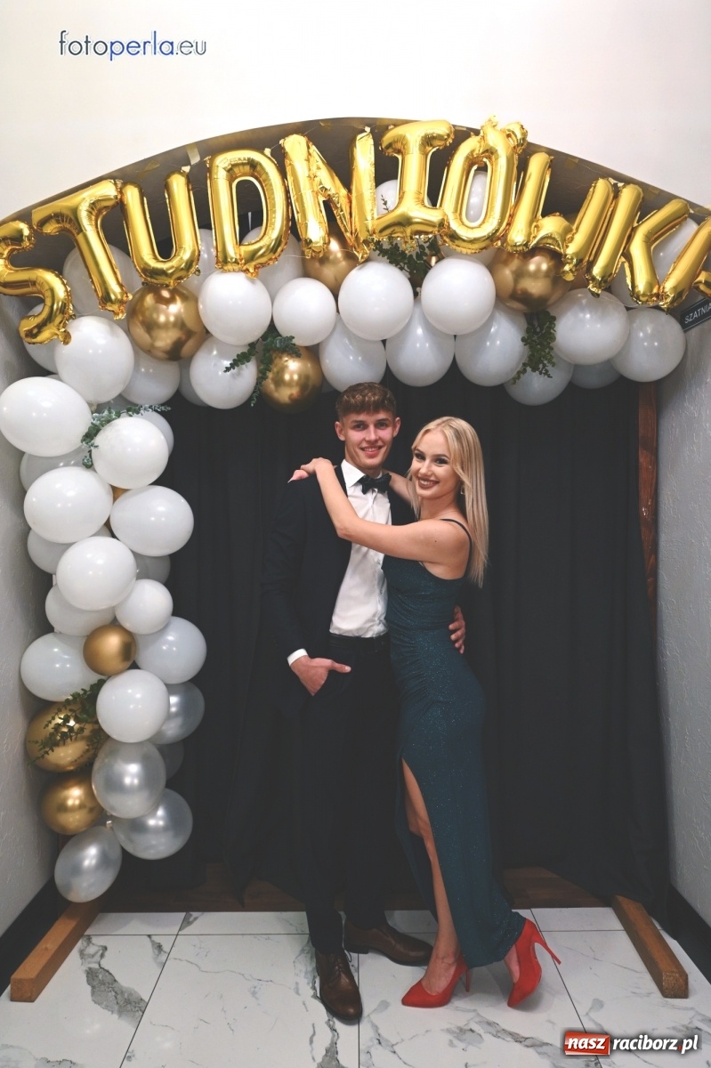 Zdjęcie w galerii na portalu naszraciborz.pl: Bale maturalne czas zacząć! I LO i Liceum Sztuk Plastycznych bawią się w Bieńkowicach wiadomości z regionu