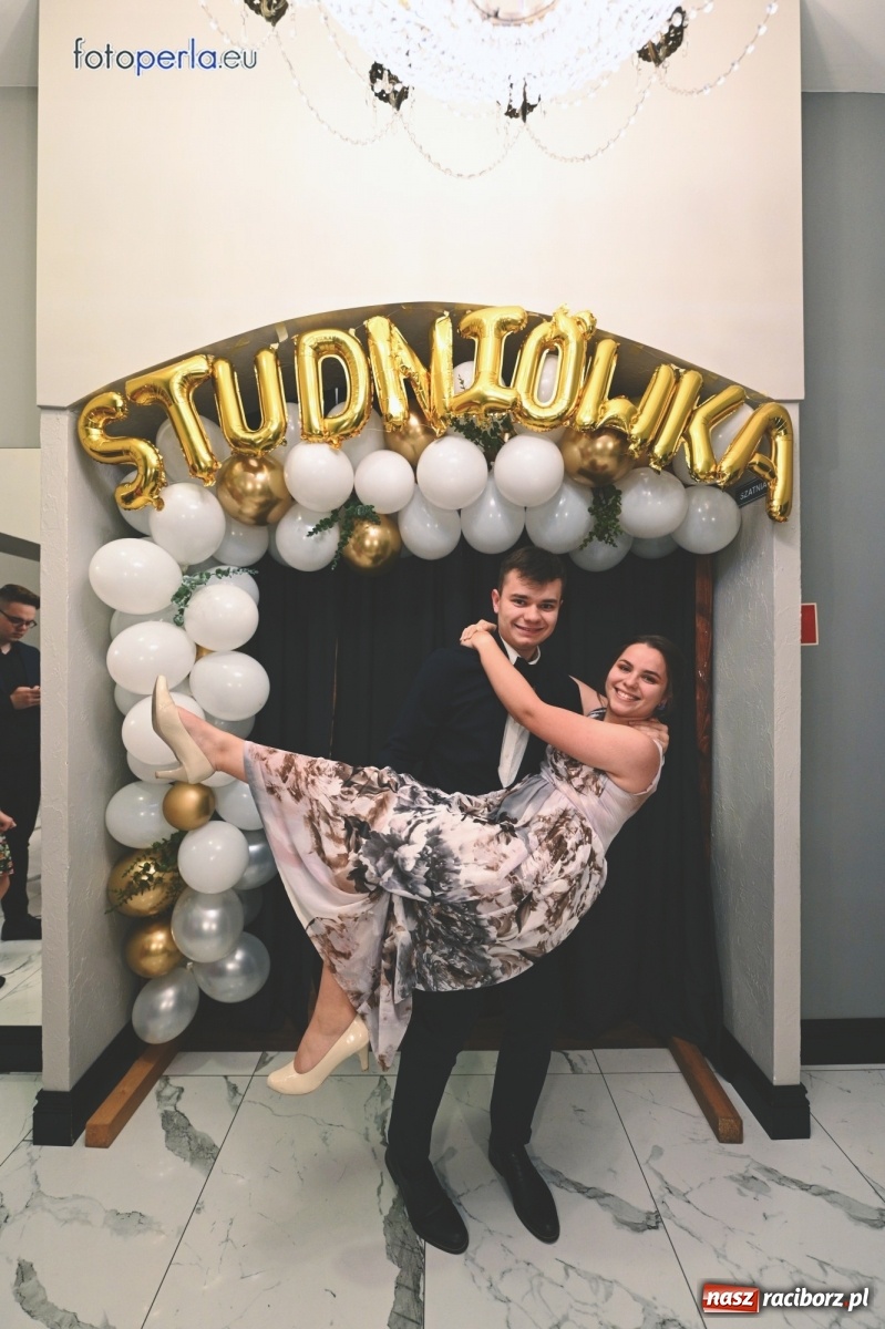 Zdjęcie w galerii na portalu naszraciborz.pl: Bale maturalne czas zacząć! I LO i Liceum Sztuk Plastycznych bawią się w Bieńkowicach wiadomości z regionu