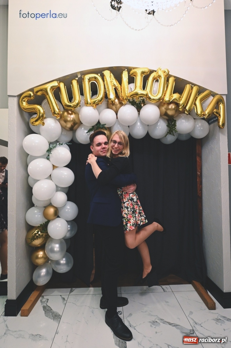 Zdjęcie w galerii na portalu naszraciborz.pl: Bale maturalne czas zacząć! I LO i Liceum Sztuk Plastycznych bawią się w Bieńkowicach wiadomości z regionu