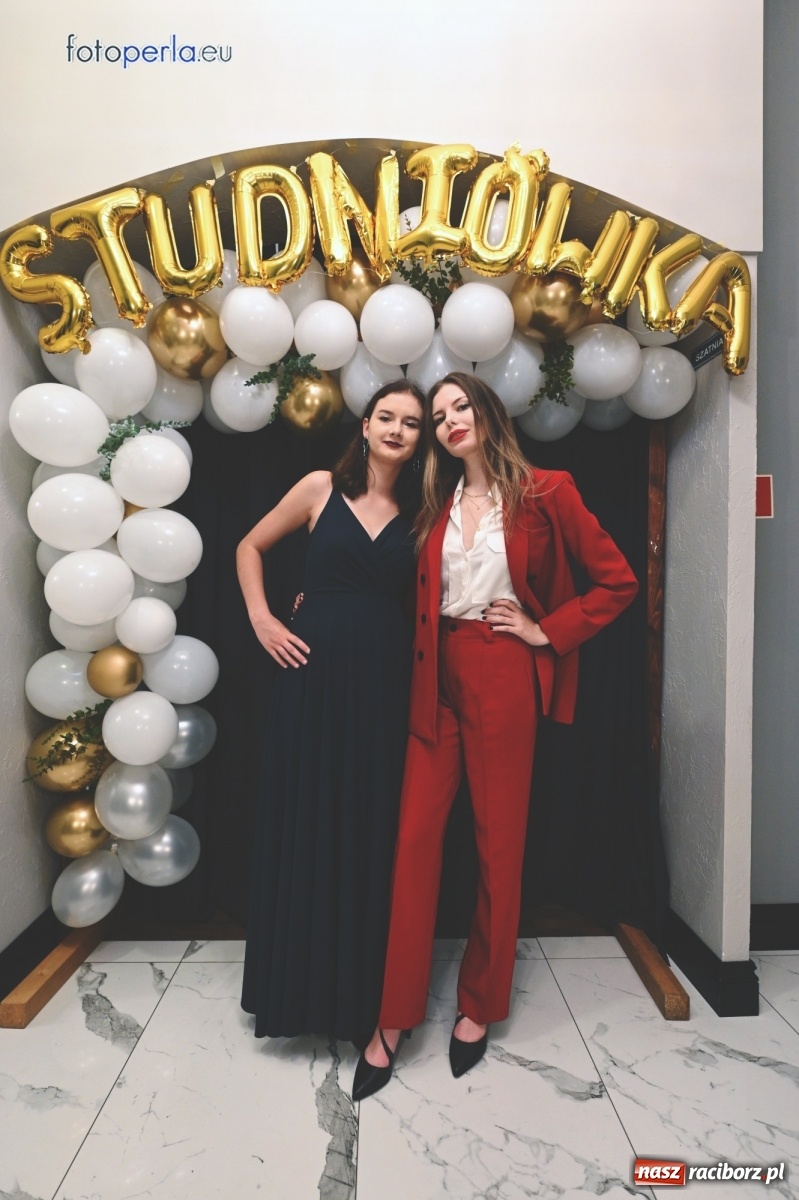 Zdjęcie w galerii na portalu naszraciborz.pl: Bale maturalne czas zacząć! I LO i Liceum Sztuk Plastycznych bawią się w Bieńkowicach wiadomości z regionu