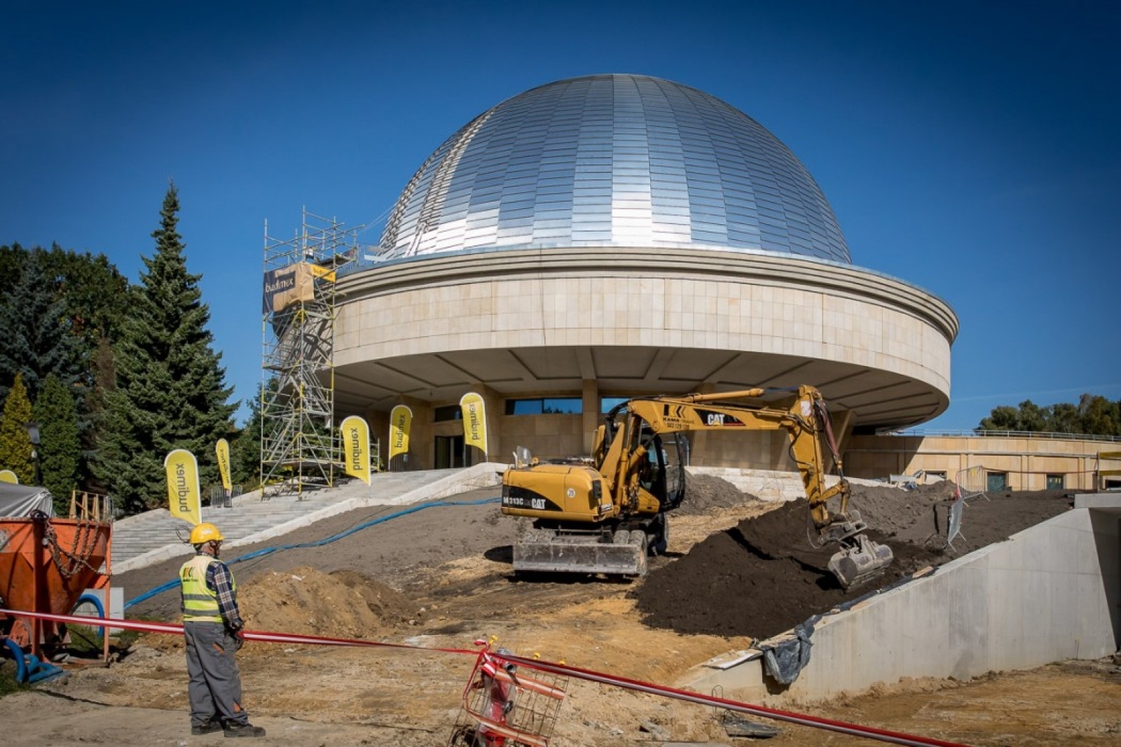 Zdjęcie w galerii na portalu naszraciborz.pl: Śląskie bliżej gwiazd. Zakopano kapsułę czasu pod nowym planetarium wiadomości z regionu