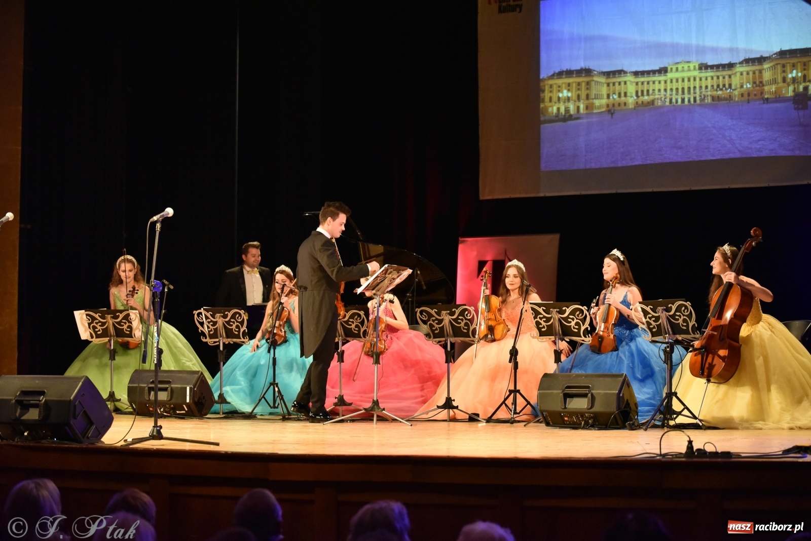 Zdjęcie w galerii na portalu naszraciborz.pl: Raciborzanie kochają Straussa. Koncert wiedeński w RCK wiadomości z regionu