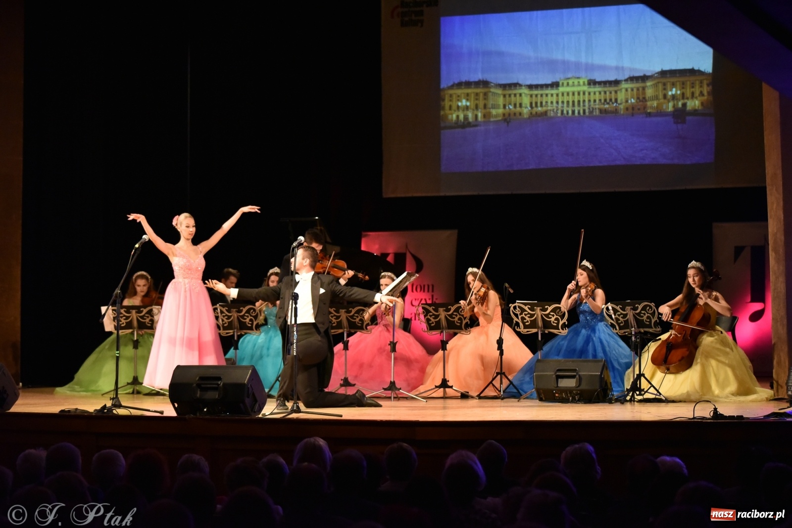 Zdjęcie w galerii na portalu naszraciborz.pl: Raciborzanie kochają Straussa. Koncert wiedeński w RCK wiadomości z regionu