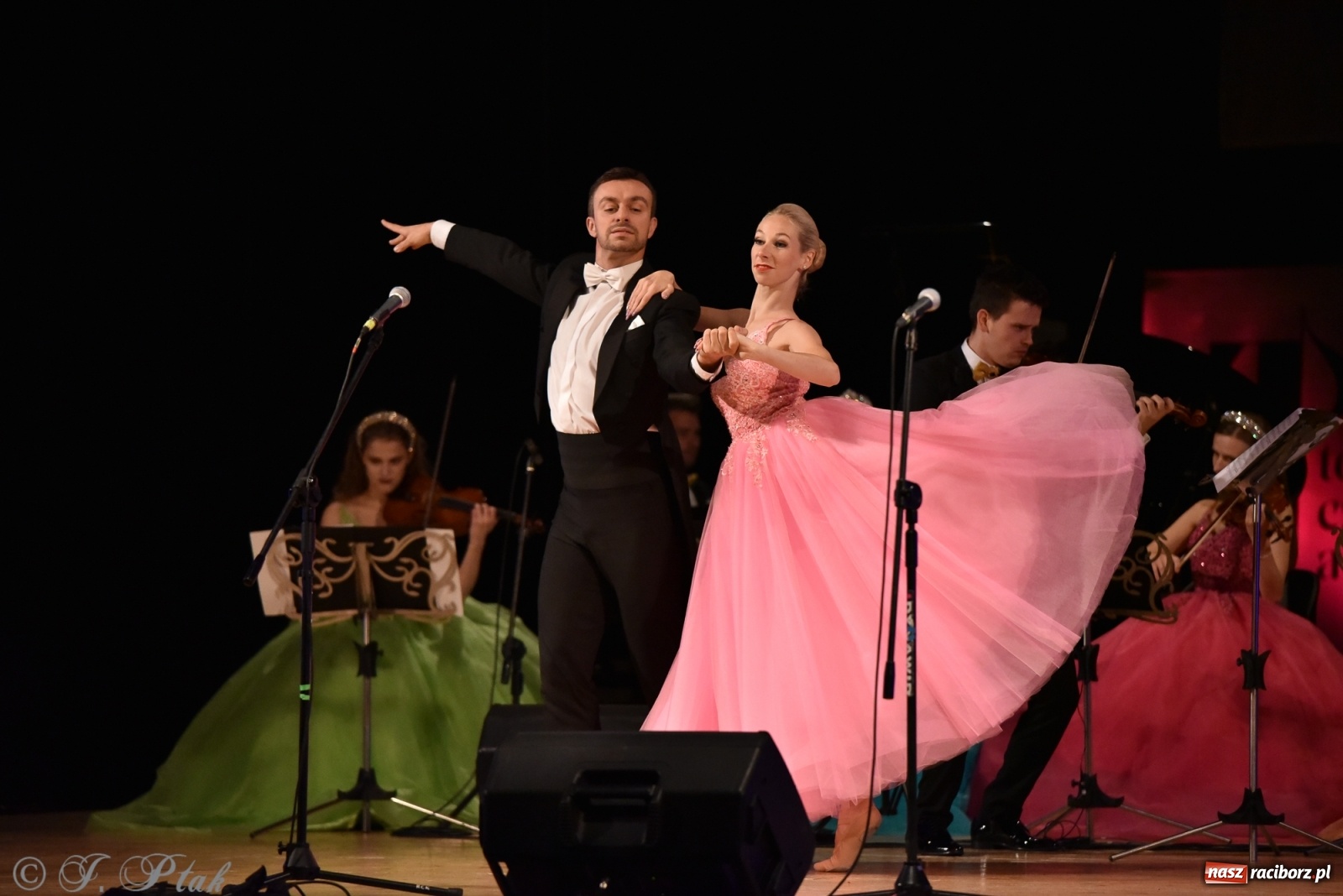 Zdjęcie w galerii na portalu naszraciborz.pl: Raciborzanie kochają Straussa. Koncert wiedeński w RCK wiadomości z regionu