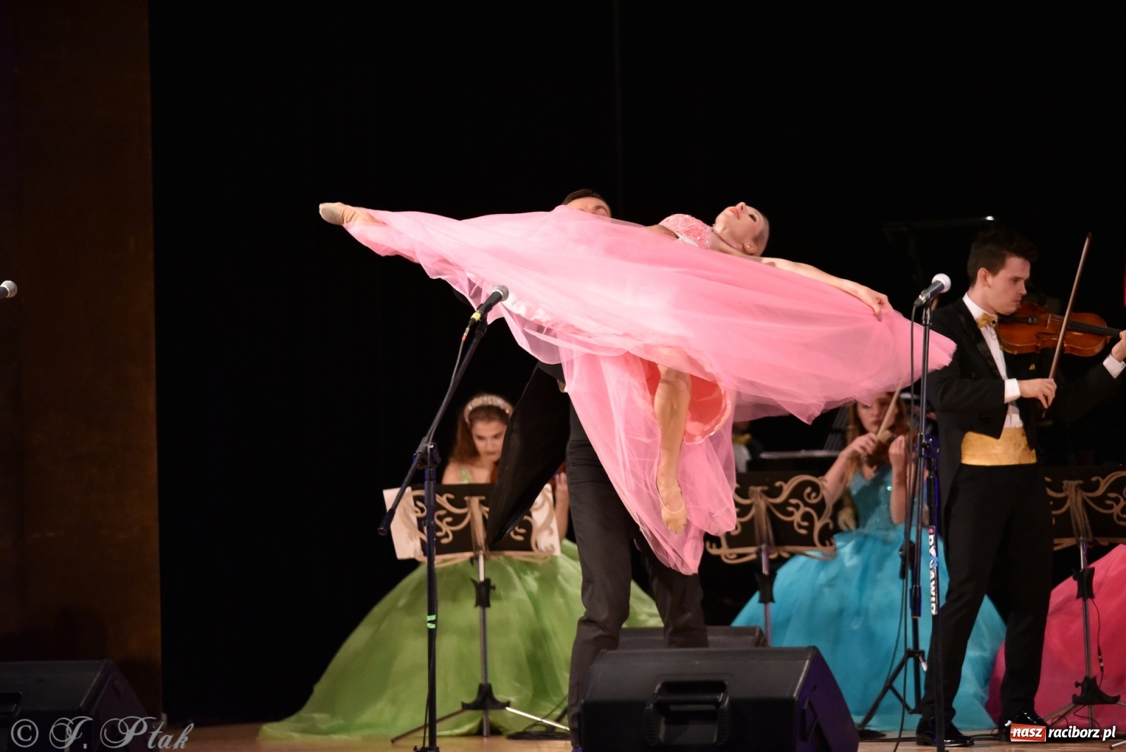 Zdjęcie w galerii na portalu naszraciborz.pl: Raciborzanie kochają Straussa. Koncert wiedeński w RCK wiadomości z regionu