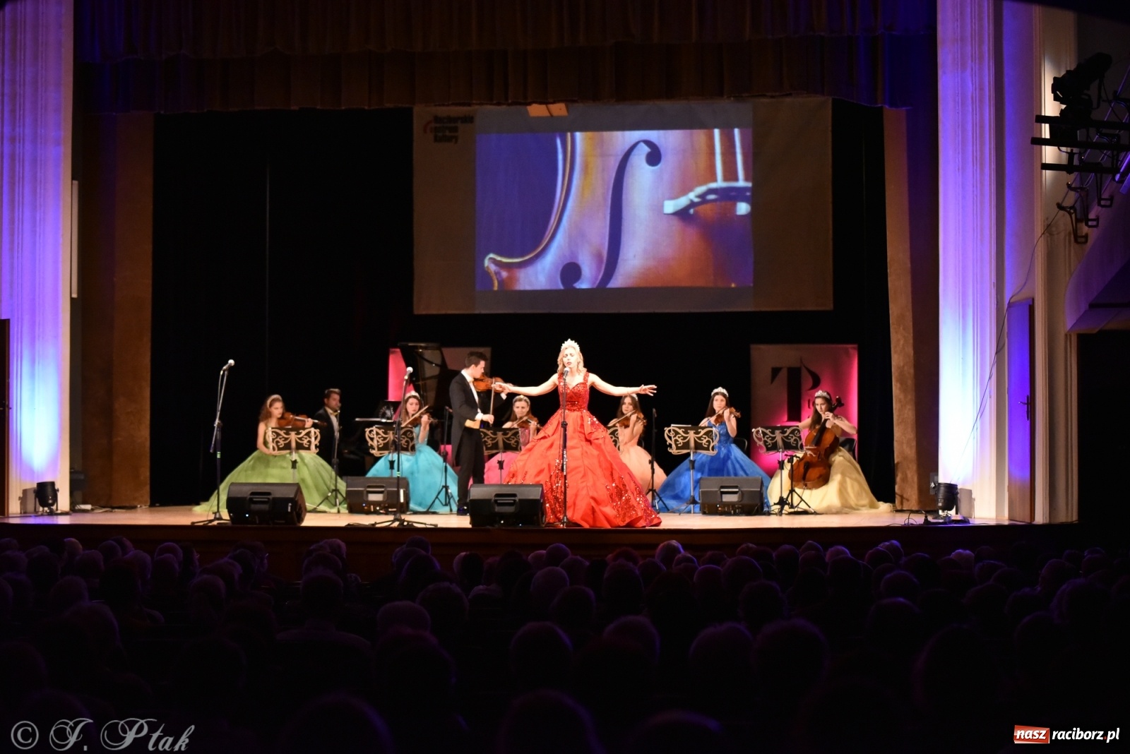 Zdjęcie w galerii na portalu naszraciborz.pl: Raciborzanie kochają Straussa. Koncert wiedeński w RCK wiadomości z regionu