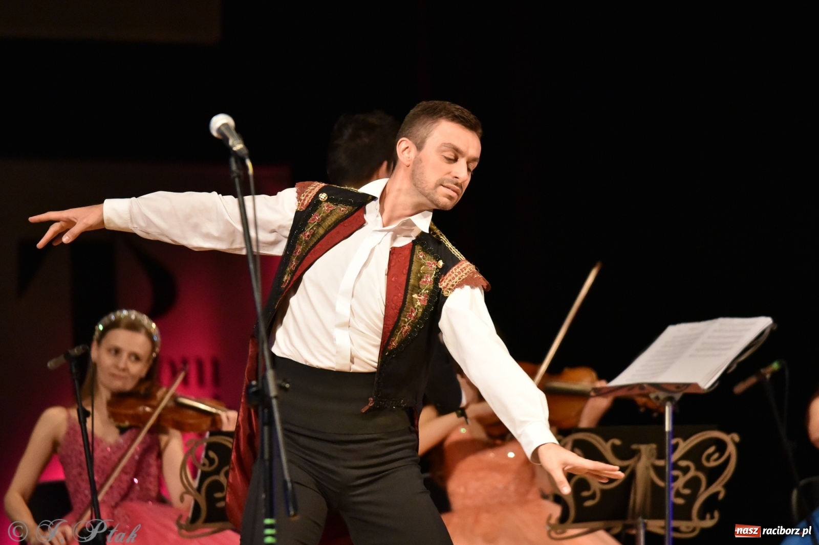 Zdjęcie w galerii na portalu naszraciborz.pl: Raciborzanie kochają Straussa. Koncert wiedeński w RCK wiadomości z regionu