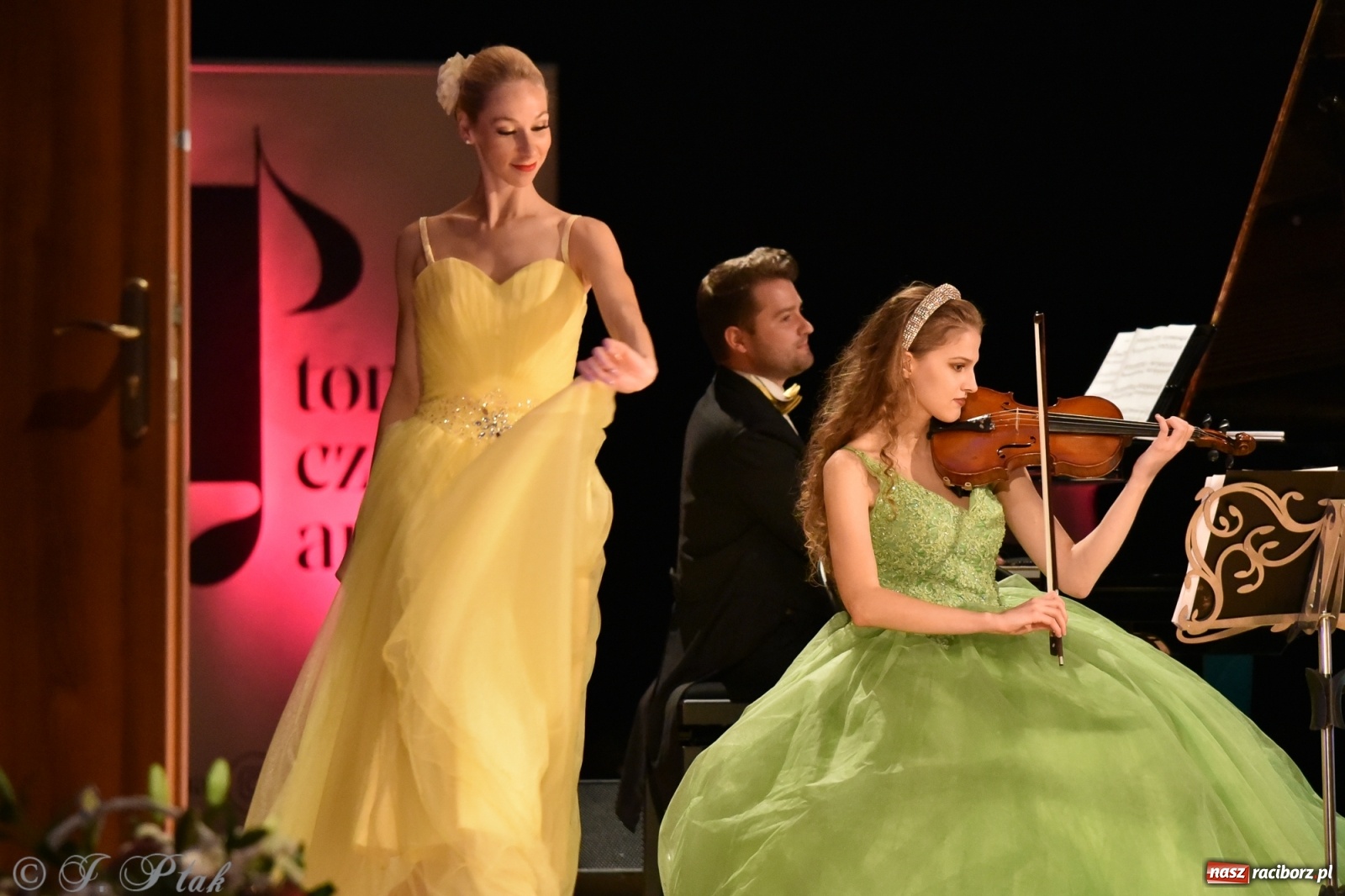 Zdjęcie w galerii na portalu naszraciborz.pl: Raciborzanie kochają Straussa. Koncert wiedeński w RCK wiadomości z regionu