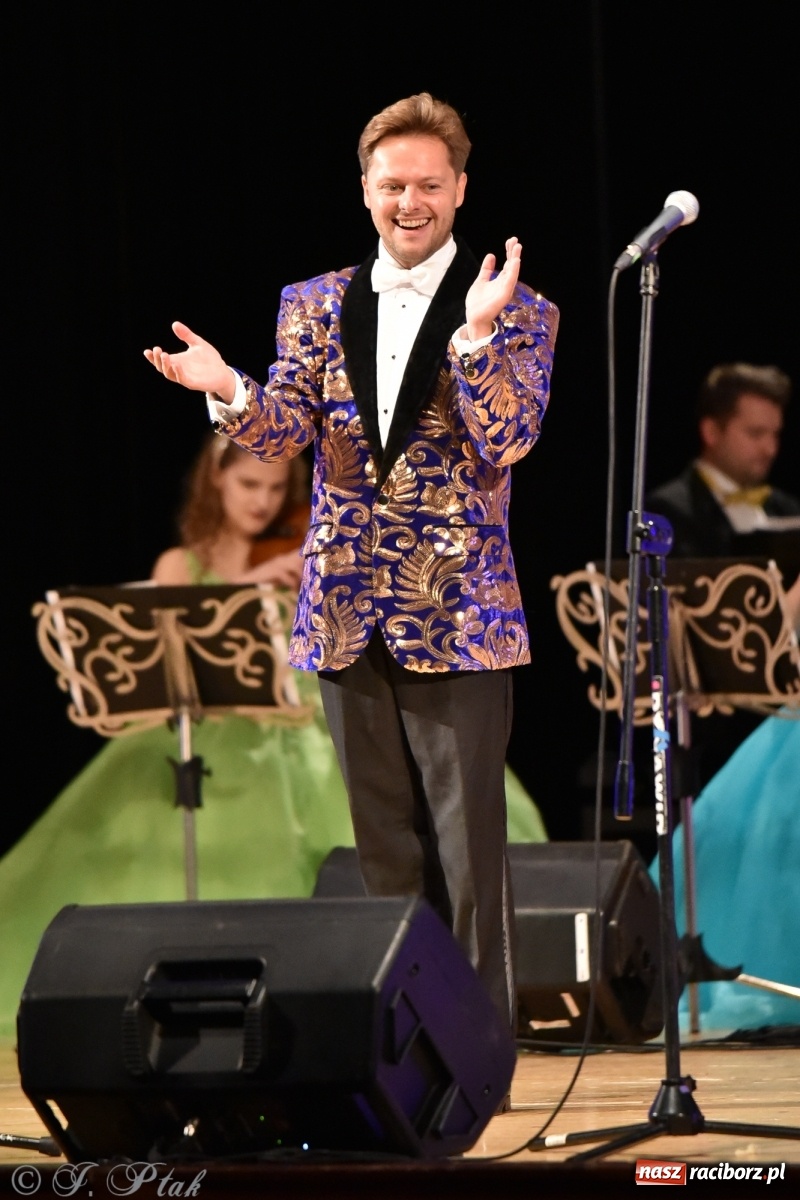 Zdjęcie w galerii na portalu naszraciborz.pl: Raciborzanie kochają Straussa. Koncert wiedeński w RCK wiadomości z regionu