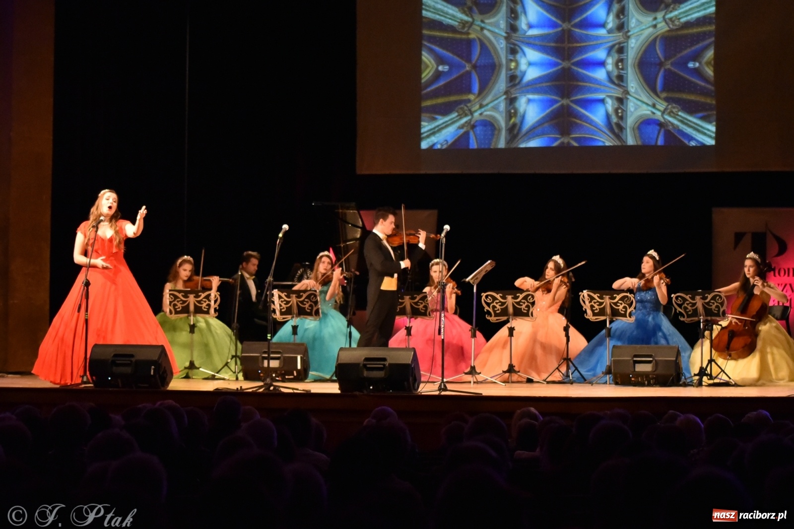 Zdjęcie w galerii na portalu naszraciborz.pl: Raciborzanie kochają Straussa. Koncert wiedeński w RCK wiadomości z regionu