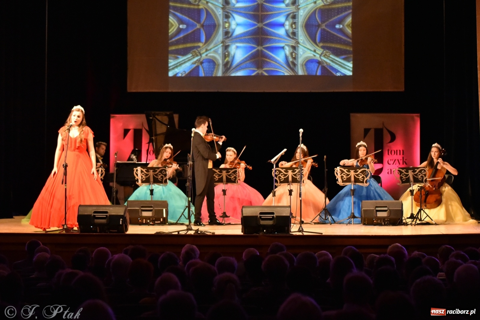 Zdjęcie w galerii na portalu naszraciborz.pl: Raciborzanie kochają Straussa. Koncert wiedeński w RCK wiadomości z regionu