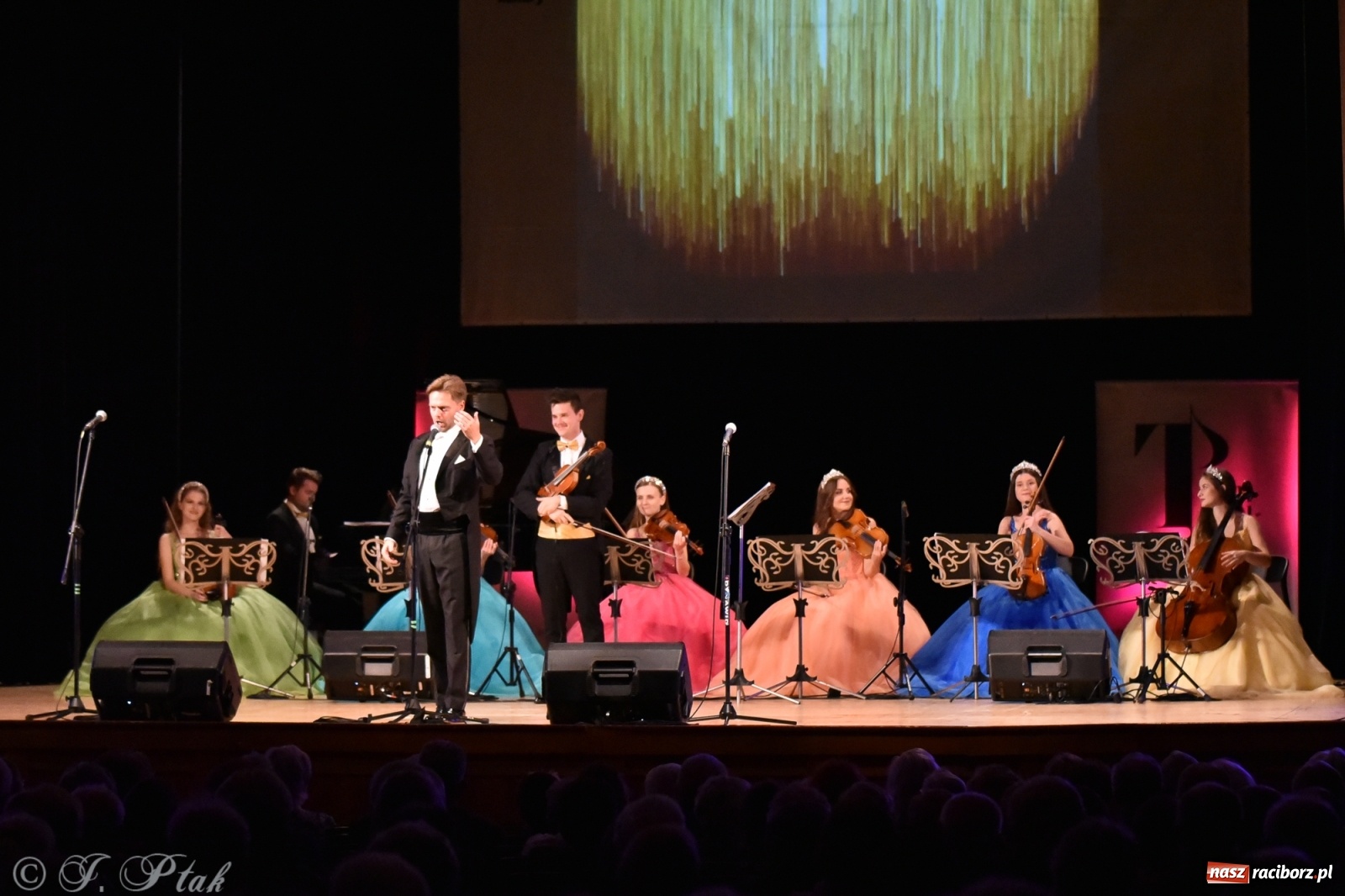 Zdjęcie w galerii na portalu naszraciborz.pl: Raciborzanie kochają Straussa. Koncert wiedeński w RCK wiadomości z regionu