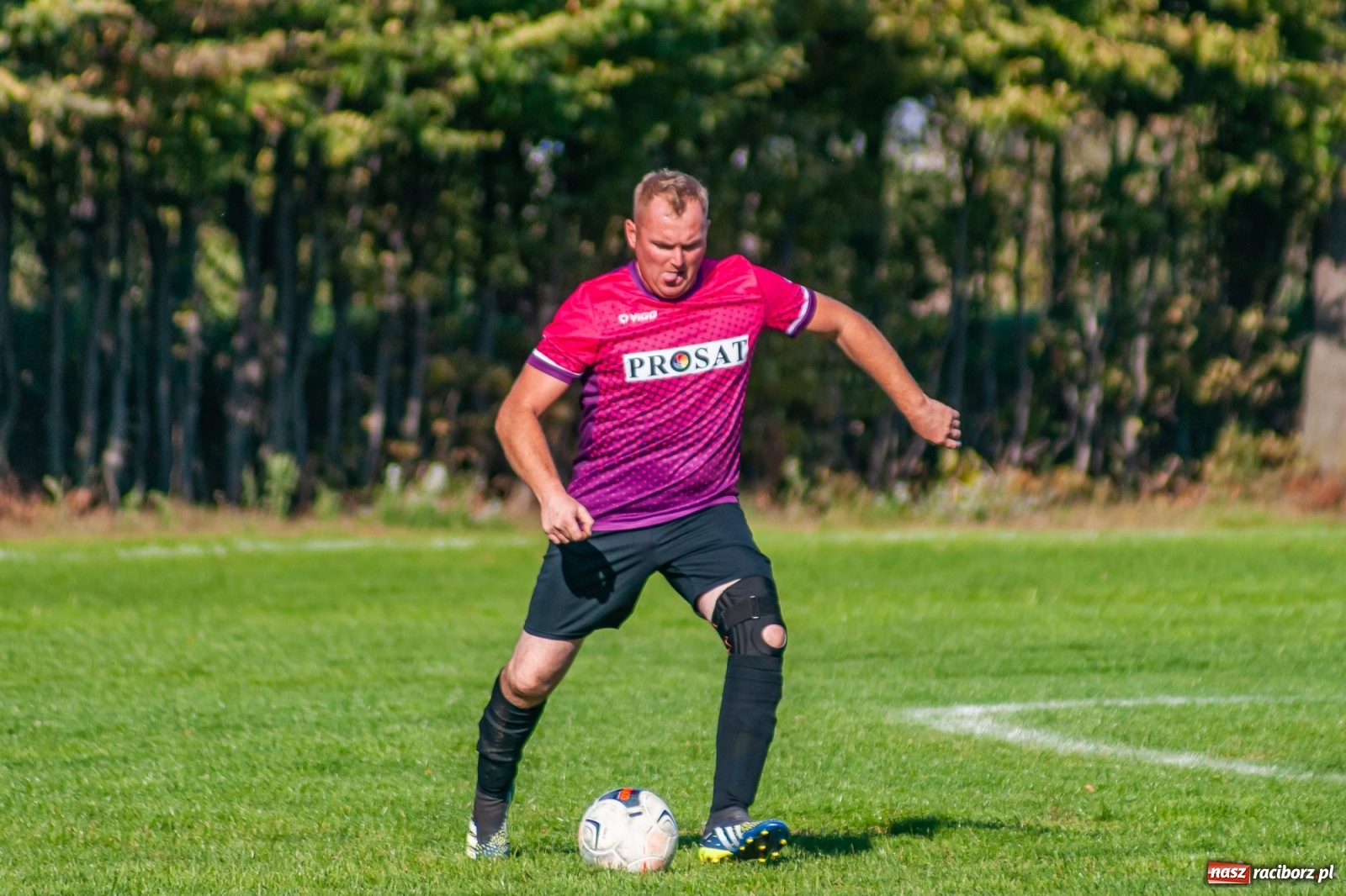Zdjęcie w galerii na portalu naszraciborz.pl: Leszek Nieckarz Show na Płoni. Pierwsze punkty Wichru [FOTO] wiadomości z regionu