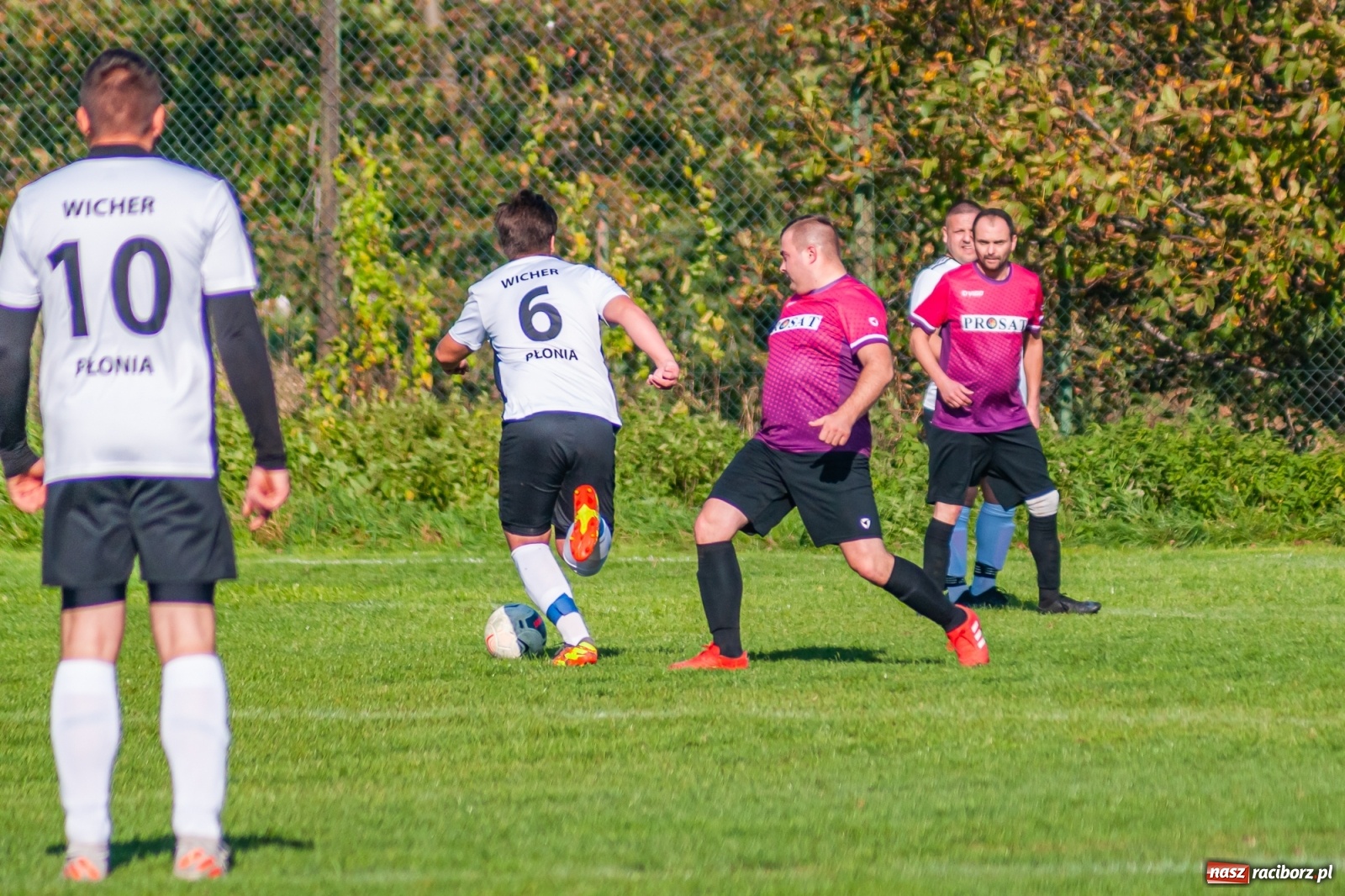 Zdjęcie w galerii na portalu naszraciborz.pl: Leszek Nieckarz Show na Płoni. Pierwsze punkty Wichru [FOTO] wiadomości z regionu