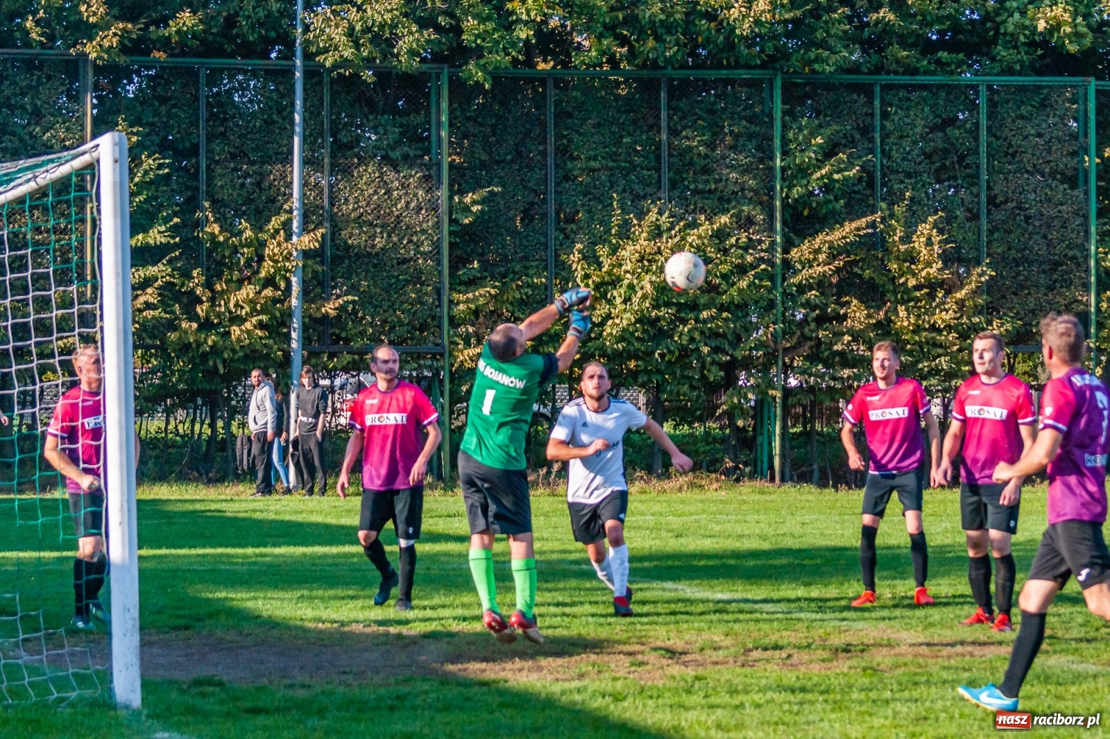 Zdjęcie w galerii na portalu naszraciborz.pl: Leszek Nieckarz Show na Płoni. Pierwsze punkty Wichru [FOTO] wiadomości z regionu