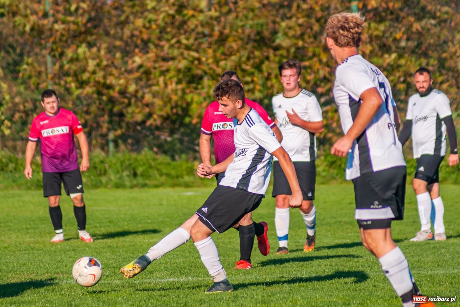 Zdjęcie w galerii na portalu naszraciborz.pl: Leszek Nieckarz Show na Płoni. Pierwsze punkty Wichru [FOTO] wiadomości z regionu
