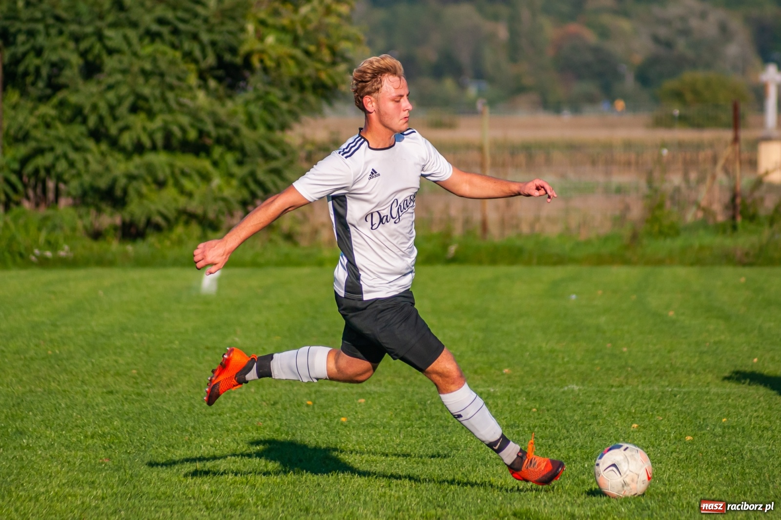 Zdjęcie w galerii na portalu naszraciborz.pl: Leszek Nieckarz Show na Płoni. Pierwsze punkty Wichru [FOTO] wiadomości z regionu