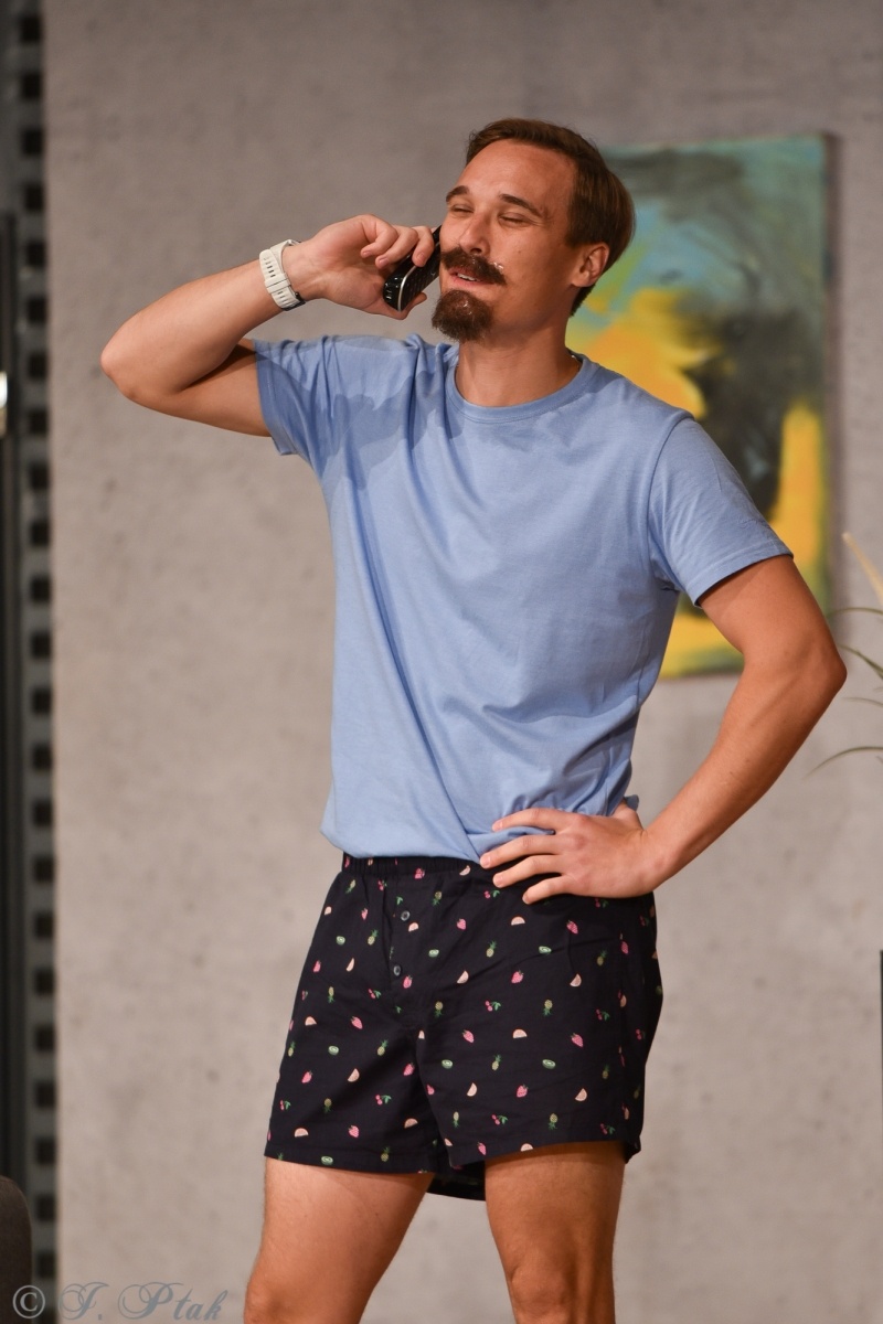 Zdjęcie w galerii na portalu naszraciborz.pl: Wąsik, czyli komedia w doborowej obsadzie na scenie RCK wiadomości z regionu