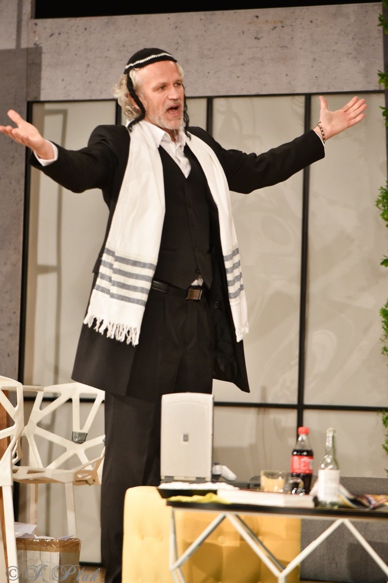 Zdjęcie w galerii na portalu naszraciborz.pl: Wąsik, czyli komedia w doborowej obsadzie na scenie RCK wiadomości z regionu