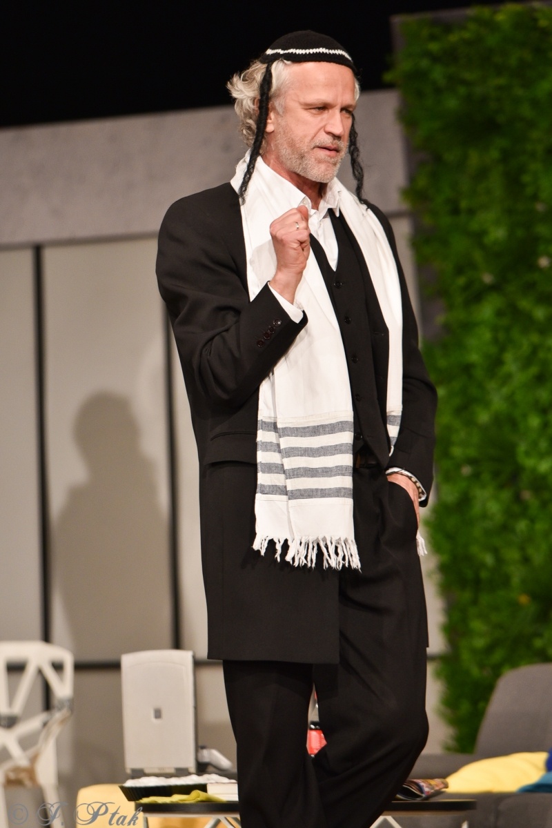 Zdjęcie w galerii na portalu naszraciborz.pl: Wąsik, czyli komedia w doborowej obsadzie na scenie RCK wiadomości z regionu